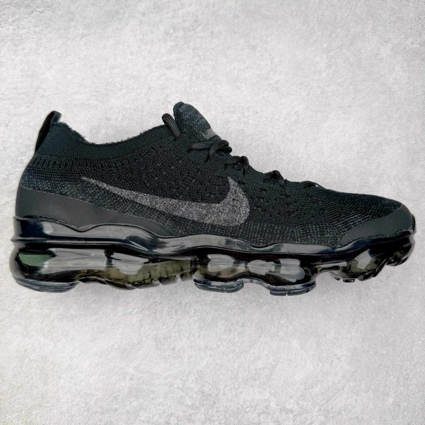 ＃纯原福利 NK Air VaporMax 2023 Flyknit FK 2023款大气垫系列低帮针织休闲运动全掌气垫慢跑鞋 DV1678-003 原楦原纸版数据开发 采用全新双层纹路织法Flyknit织法编织鞋面材质 搭载原数据开发全掌Air Max球状透明缓震气垫 外置橡胶外底模块 NK Air VaporMax系列自2017年初问世以来 就凭借着独特的设计和超棒的脚感 成为了时尚潮人和跑步爱好者们的心头好 鞋底前侧加入Mini Swoosh 设计 与鞋身相呼应 鞋面采用 Flyknit 材质制成 可以提供出色包裹性的同时 也有着不错的透气效果 最后黄色气垫收尾 完善整双鞋设计 尺码：36 36.5 37.5 38 38.5 39 40 40.5 41 42 42.5 43 44 44.5 45-选品中心