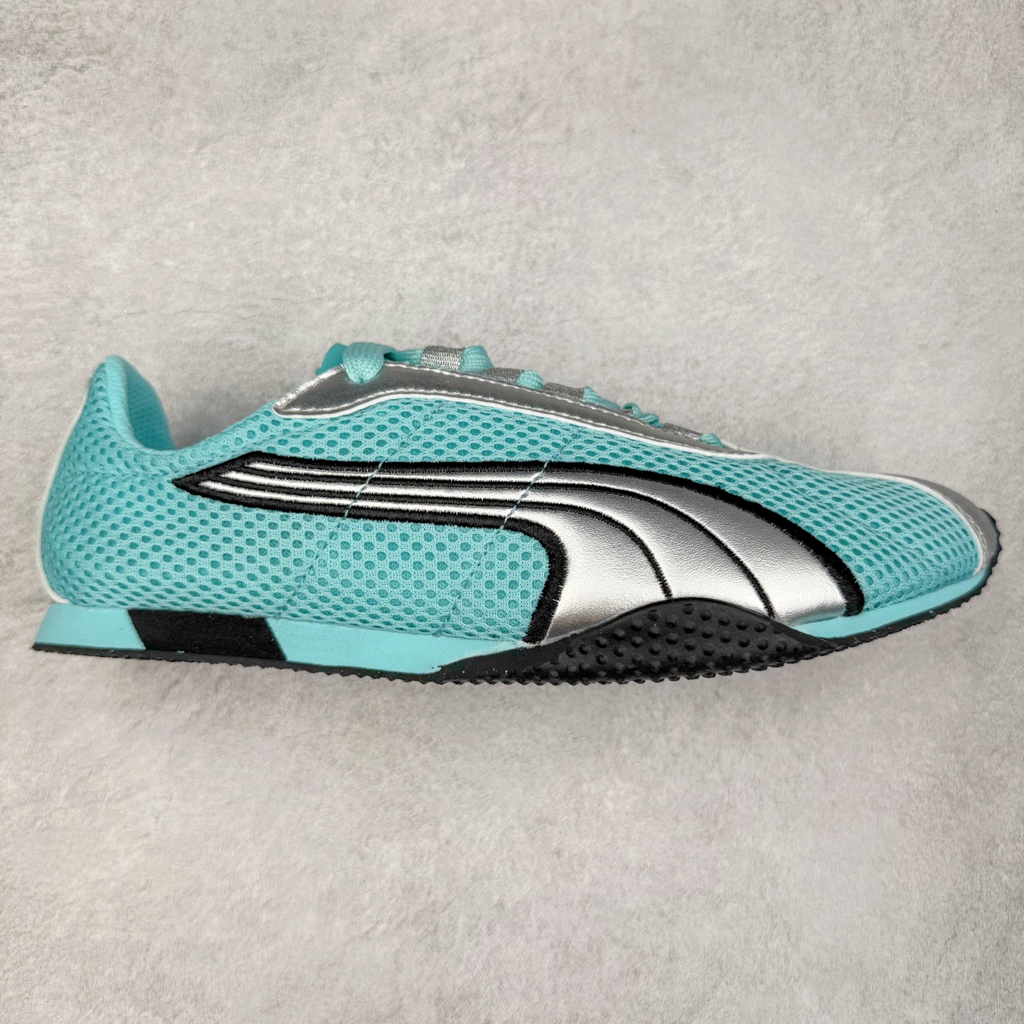 ＃TG特价福利 PUMA Speedca OG 彪马极速赛车系列低帮德训风拼接复古百搭休闲运动赛车鞋 鞋款从80、90年代赛车手所穿的防火赛车鞋为原型，鞋身线条模仿了赛车的流线廓形，体现了空气动力学原理的结构。简约流畅的外观，恰好又和贯穿其中的Formstrip Logo融合恰到好处，视觉上细节丰富且协调。本次Speedcat OG鞋款归来，最大看点自然式保留了窄版鞋型以及薄底构造。这两年各品牌鞋底越做越厚，Speedcat反其道而行之，上脚几乎无鞋底的效果带来耳目一新的视觉体验。鞋面依旧是以质感细腻的麂皮材质打造，并且大面积近乎全包裹的使用，复古味道也愈发浓烈。配色上更是将最原始的黑色和红色带回，向F1赛车队的标志性队服致敬。相信让各位一眼种草的更多是出挑的大红色，上脚即可瞬间点亮整体造型，在以球鞋为核心的OOTD中脱颖而出。而另一款黑色则是低调的万金油，彰显新潮个性的同时又不喧宾夺主，也是热爱简约系穿搭朋友的首选。 尺码：35.5 36 37 37.5 38 38.5 39 40 40.5 41 42 42.5 43 44 44.5 45-选品中心