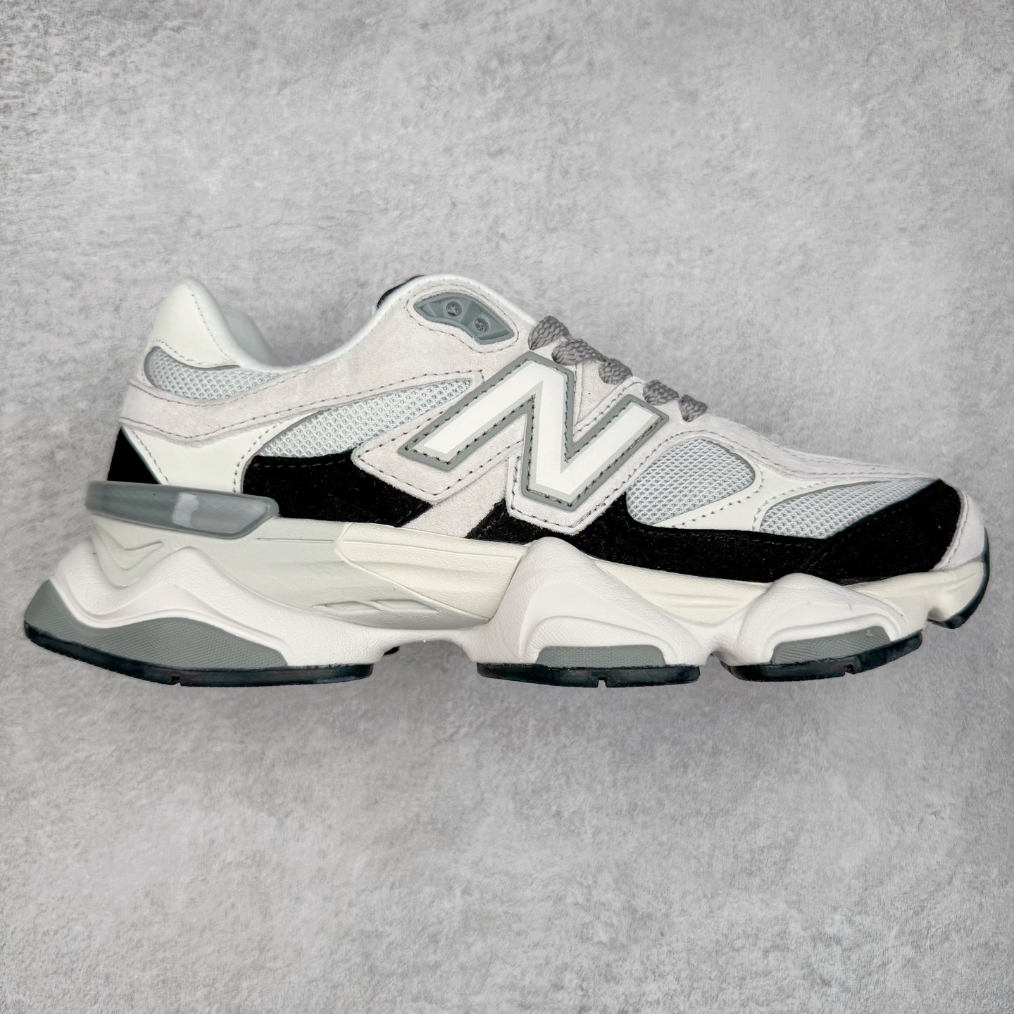 New Balance NB9060 复古运动鞋 新百伦又带来了新鞋型 并且是与芝加哥街头品牌 Joe Freshgoods 的联名款 鞋身主体采用了类似 990 系列的设计风格 与传统复古慢跑鞋区别不大 最大的变化就是鞋底部分 在传统设计的中底外层 增加了多个分区的模块 圆润的线条设计与我们熟悉的 New Balance 风格截然不同 但与同样充满弧形线条的鞋面搭配 看起来毫无违和感 尺码：36-45-选品中心