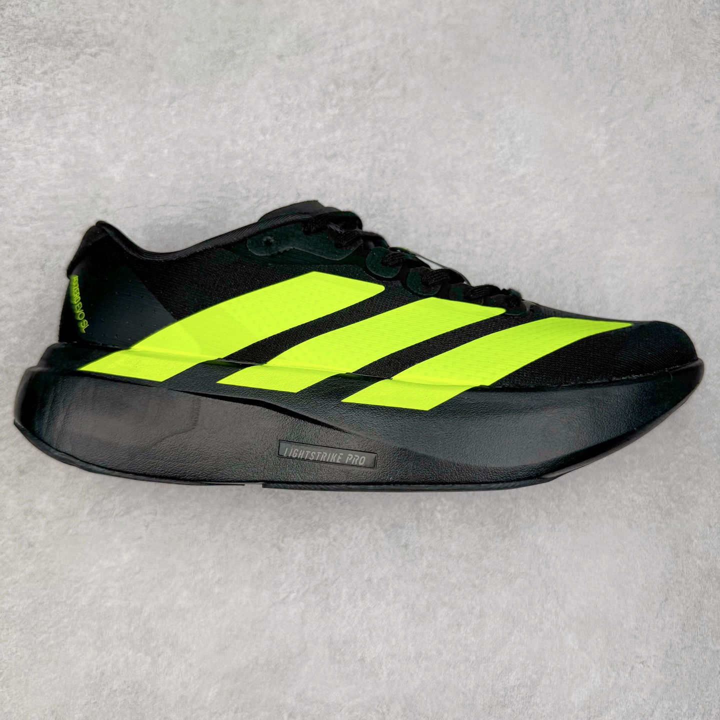 AD Adizero EVO SL 马拉松竞速专业跑鞋 JR3420 CELERMESH针织网面非常轻薄 纤维间的缝隙很大 可以保证跑步时的透气、排汗效果 鞋舌直接与两侧的内衬和鞋底连接在一起 在跑步过程中不会被鞋舌的左右移动所困扰 在标准鞋带孔的基础上再拓宽一组鞋带孔 适合不同脚型的需求 突破性 EnergyRods 技术，有助于跑者实现更好的成绩 中底独特的LIGHTSTRIKE PRO泡棉材质 微弹感觉在跑步过程中给予了良好的支撑体验 对于顶级精英和高水平进阶跑者来说 ADIOS PRO是一双值得信赖的竞速比赛用鞋 尺码：36 36.5 37.5 38 38.5 39 40 40.5 41 42 42.5 43 44 44.5 45-选品中心