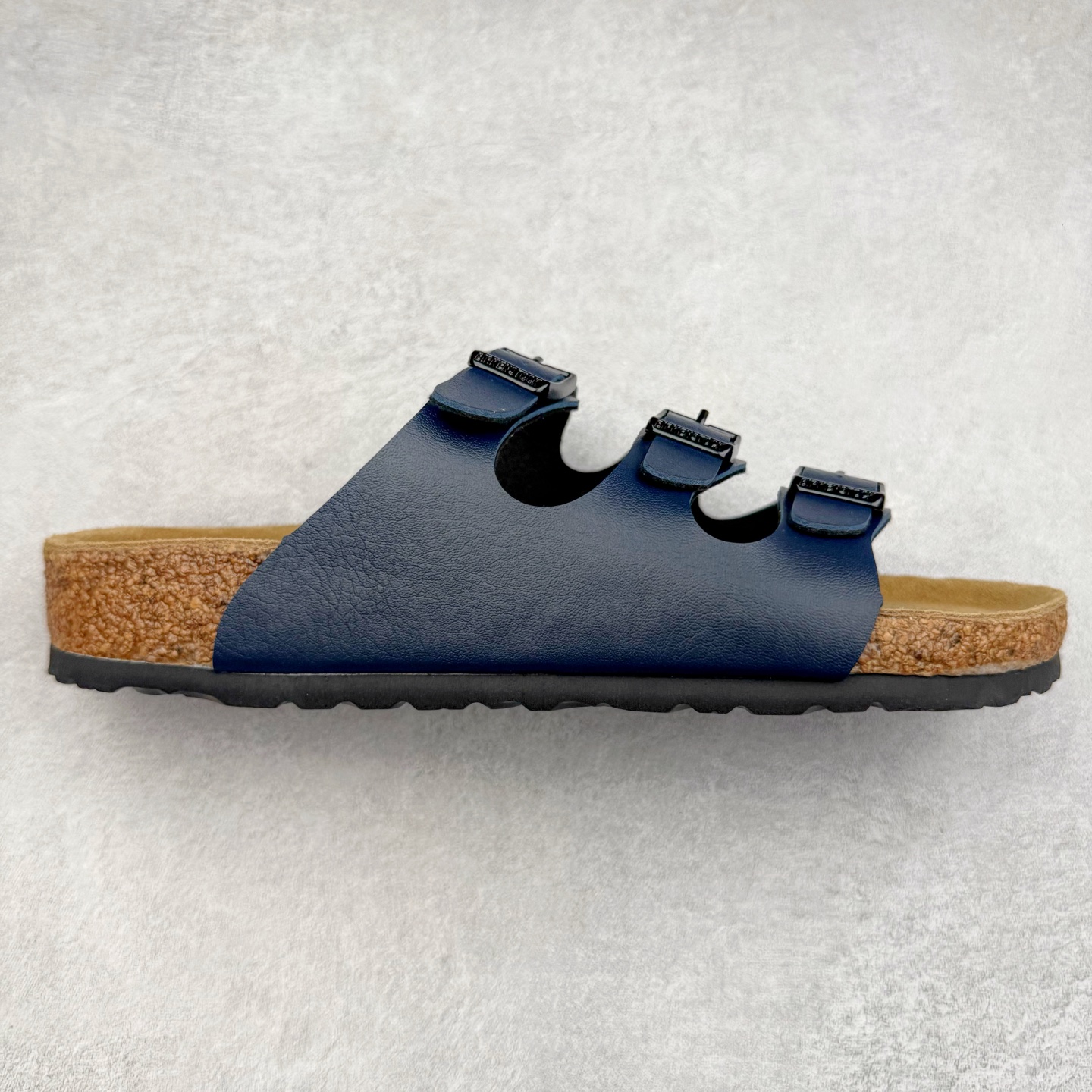 Birkenstock Ramses 系列 勃肯夹趾皮革绒面双扣时尚人字拖拖鞋 牛皮绒面革质地柔软 搭配可调节鞋扣提升穿着舒适度 人体工学设计分散脚部压力 保护脚踝 软木乳胶鞋床具有一定的收缩性 长时间穿着后能贴合脚型 EVA鞋底回弹性和抗张性力高 具有良好的防震、缓冲性 四季皆宜 柔软的鞋床采用额外的泡沫缓冲层 提供额外的舒适感和全天支撑 全网独家首发 源于德国的严谨工艺 牛巴戎面 中层松木 EVA 三层组合大底 优质牛皮面料五金扣 出口订单 尺码：35-44-选品中心