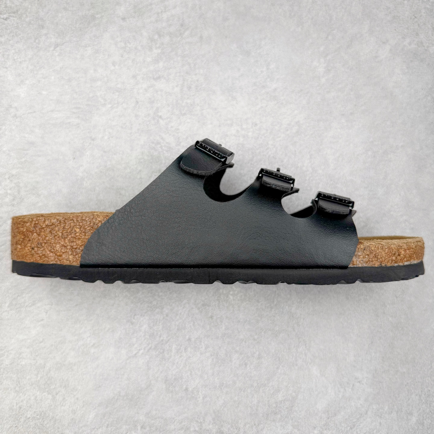 Birkenstock Ramses 系列 勃肯夹趾皮革绒面双扣时尚人字拖拖鞋 牛皮绒面革质地柔软 搭配可调节鞋扣提升穿着舒适度 人体工学设计分散脚部压力 保护脚踝 软木乳胶鞋床具有一定的收缩性 长时间穿着后能贴合脚型 EVA鞋底回弹性和抗张性力高 具有良好的防震、缓冲性 四季皆宜 柔软的鞋床采用额外的泡沫缓冲层 提供额外的舒适感和全天支撑 全网独家首发 源于德国的严谨工艺 牛巴戎面 中层松木 EVA 三层组合大底 优质牛皮面料五金扣 出口订单 尺码：35-44-选品中心