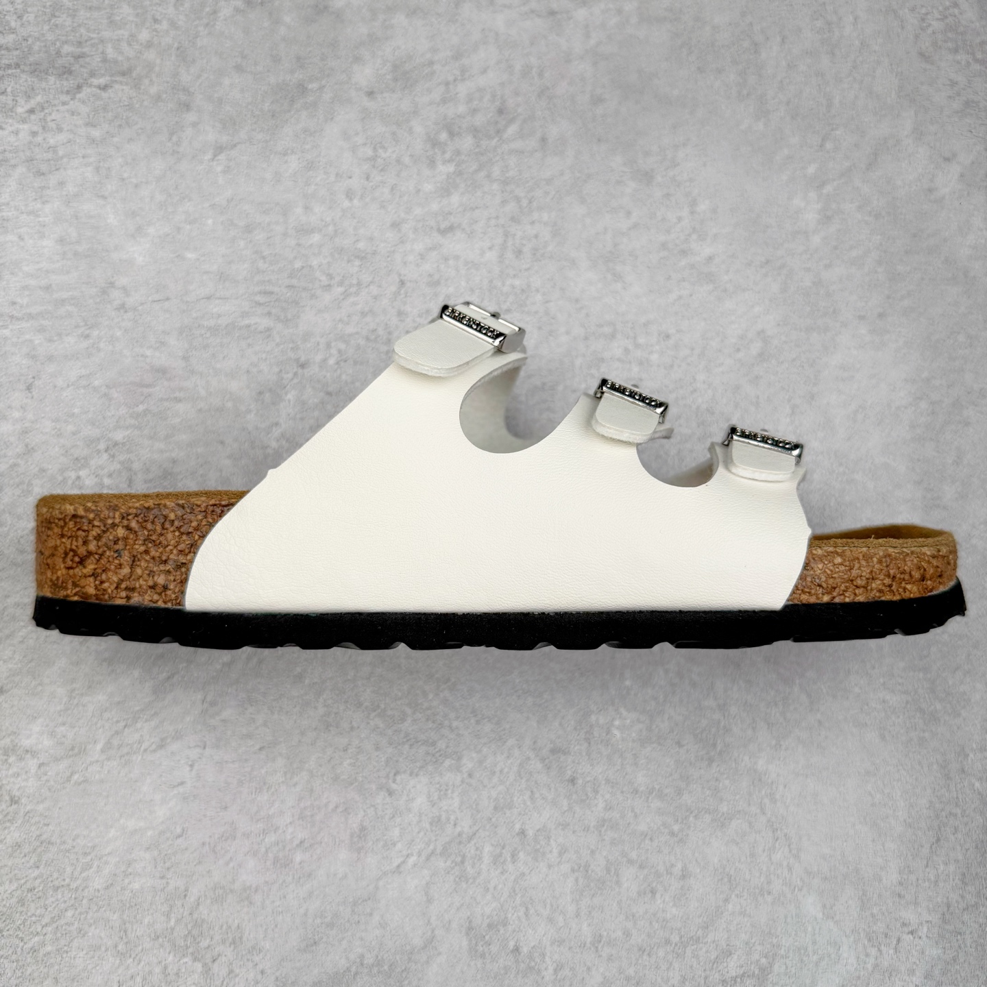 Birkenstock Ramses 系列 勃肯夹趾皮革绒面双扣时尚人字拖拖鞋 牛皮绒面革质地柔软 搭配可调节鞋扣提升穿着舒适度 人体工学设计分散脚部压力 保护脚踝 软木乳胶鞋床具有一定的收缩性 长时间穿着后能贴合脚型 EVA鞋底回弹性和抗张性力高 具有良好的防震、缓冲性 四季皆宜 柔软的鞋床采用额外的泡沫缓冲层 提供额外的舒适感和全天支撑 全网独家首发 源于德国的严谨工艺 牛巴戎面 中层松木 EVA 三层组合大底 优质牛皮面料五金扣 出口订单 尺码：35-44-选品中心