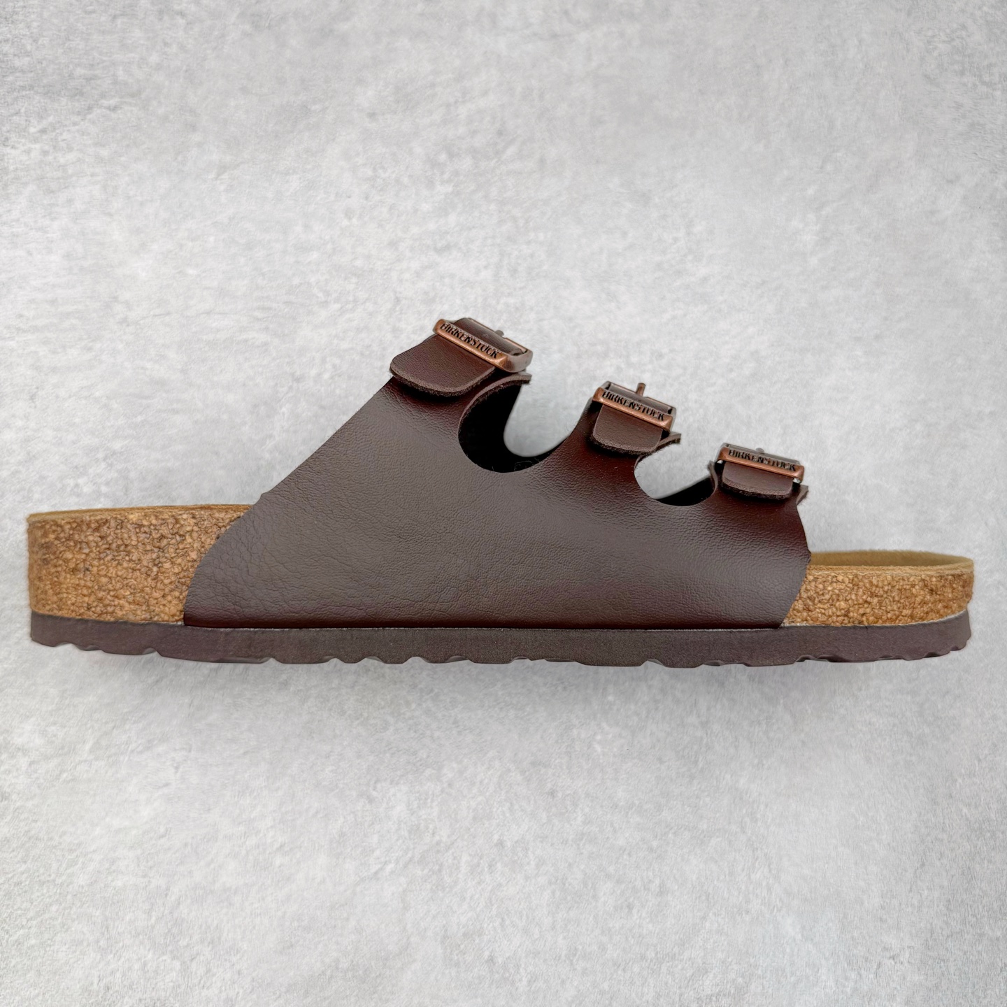 Birkenstock Ramses 系列 勃肯夹趾皮革绒面双扣时尚人字拖拖鞋 牛皮绒面革质地柔软 搭配可调节鞋扣提升穿着舒适度 人体工学设计分散脚部压力 保护脚踝 软木乳胶鞋床具有一定的收缩性 长时间穿着后能贴合脚型 EVA鞋底回弹性和抗张性力高 具有良好的防震、缓冲性 四季皆宜 柔软的鞋床采用额外的泡沫缓冲层 提供额外的舒适感和全天支撑 全网独家首发 源于德国的严谨工艺 牛巴戎面 中层松木 EVA 三层组合大底 优质牛皮面料五金扣 出口订单 尺码：35-44-选品中心