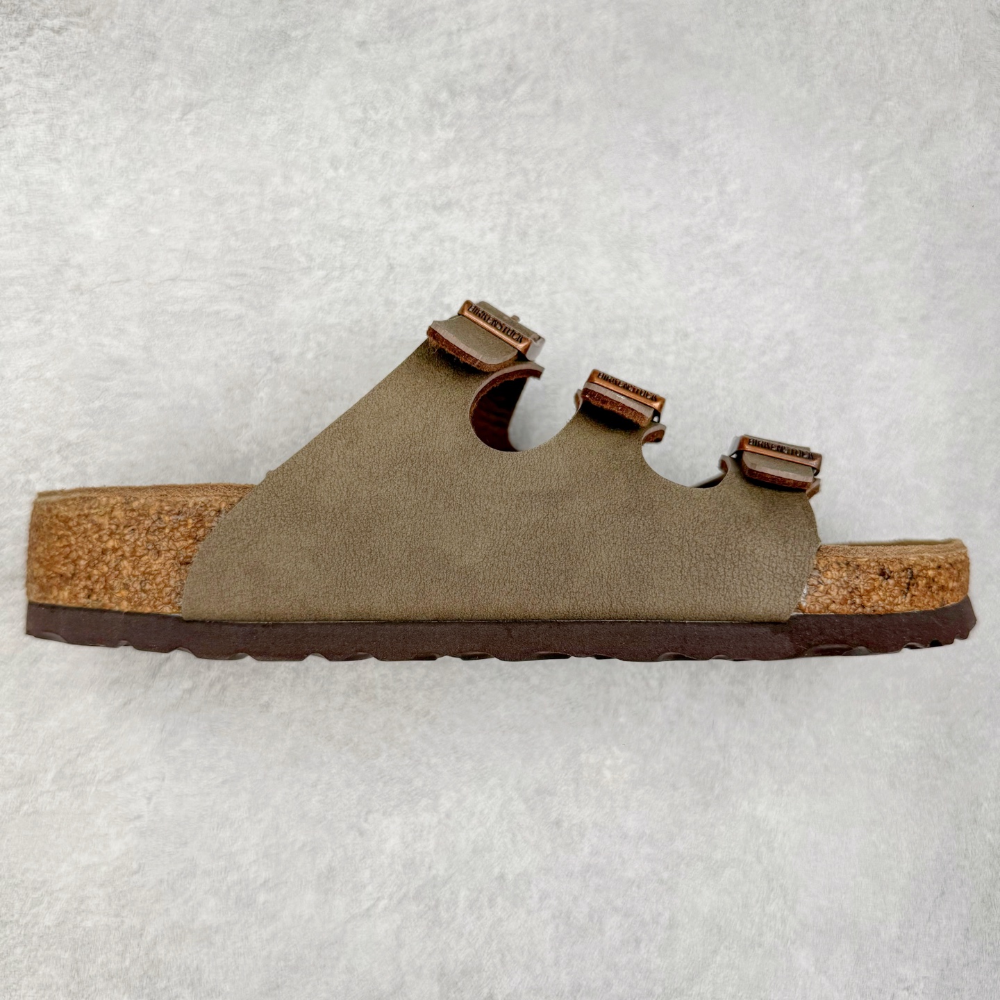 Birkenstock Ramses 系列 勃肯夹趾皮革绒面双扣时尚人字拖拖鞋 牛皮绒面革质地柔软 搭配可调节鞋扣提升穿着舒适度 人体工学设计分散脚部压力 保护脚踝 软木乳胶鞋床具有一定的收缩性 长时间穿着后能贴合脚型 EVA鞋底回弹性和抗张性力高 具有良好的防震、缓冲性 四季皆宜 柔软的鞋床采用额外的泡沫缓冲层 提供额外的舒适感和全天支撑 全网独家首发 源于德国的严谨工艺 牛巴戎面 中层松木 EVA 三层组合大底 优质牛皮面料五金扣 出口订单 尺码：35-44-选品中心