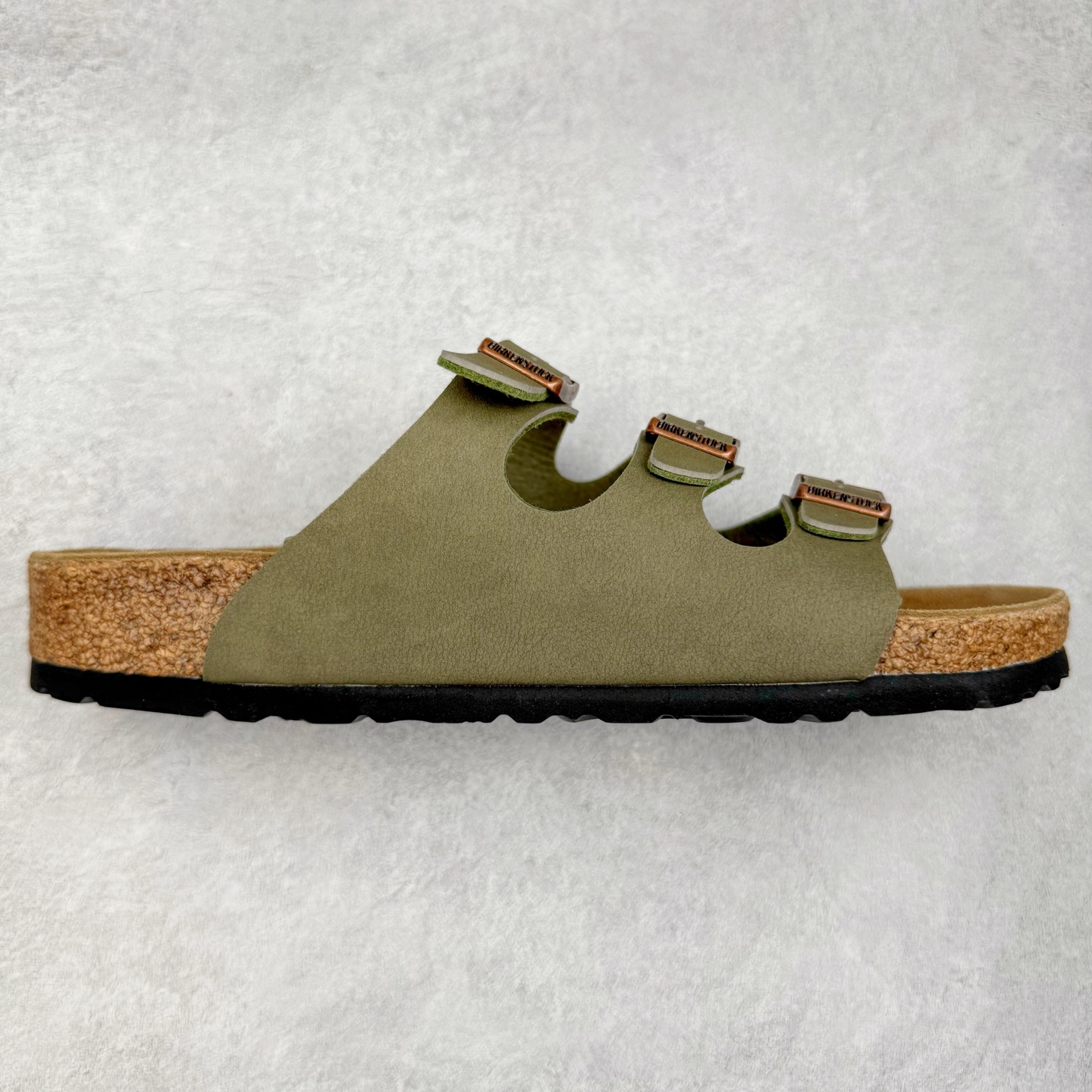 Birkenstock Ramses 系列 勃肯夹趾皮革绒面双扣时尚人字拖拖鞋 牛皮绒面革质地柔软 搭配可调节鞋扣提升穿着舒适度 人体工学设计分散脚部压力 保护脚踝 软木乳胶鞋床具有一定的收缩性 长时间穿着后能贴合脚型 EVA鞋底回弹性和抗张性力高 具有良好的防震、缓冲性 四季皆宜 柔软的鞋床采用额外的泡沫缓冲层 提供额外的舒适感和全天支撑 全网独家首发 源于德国的严谨工艺 牛巴戎面 中层松木 EVA 三层组合大底 优质牛皮面料五金扣 出口订单 尺码：35-44-选品中心