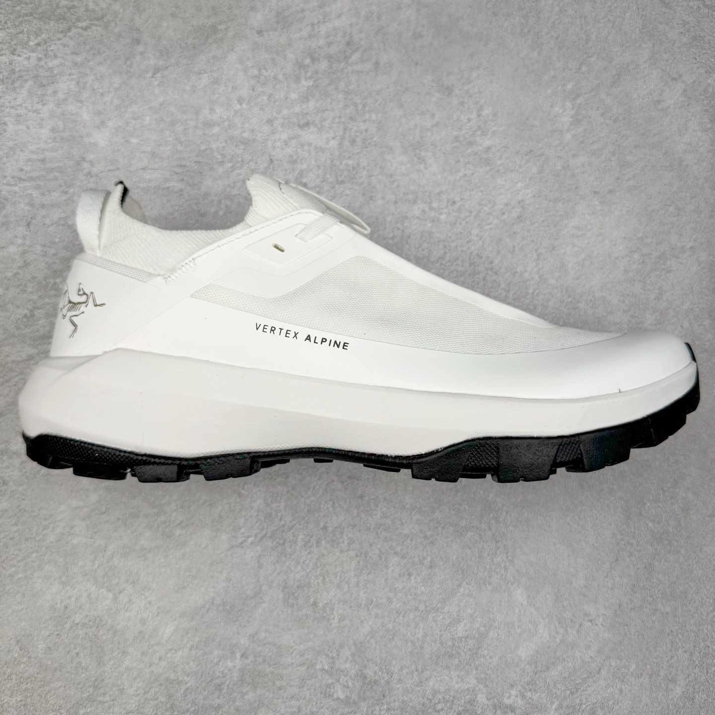 ＃HP Arcteryx Vertex Alpine GTX 始祖鸟舒适百搭耐磨防水支撑轻便低帮登山鞋 Arcteryx中文名始祖鸟 加拿大户外服饰品牌 1989年创立于加拿大温哥华 始祖鸟来自加拿大海岸山脉 植根高山的专业户外品牌 始终秉承对精湛设计和工艺孜孜以求的准则 从1989年创立至今 Arcteryx始终不断在产品设计与做工上不惜工本 以满足始祖鸟的标准 品质、设计以及精简的理念造就了其良好的性能 并能满足严苛环境下的使用需求 尺码：36 37 38 39 40 41 42 43 44 45-选品中心