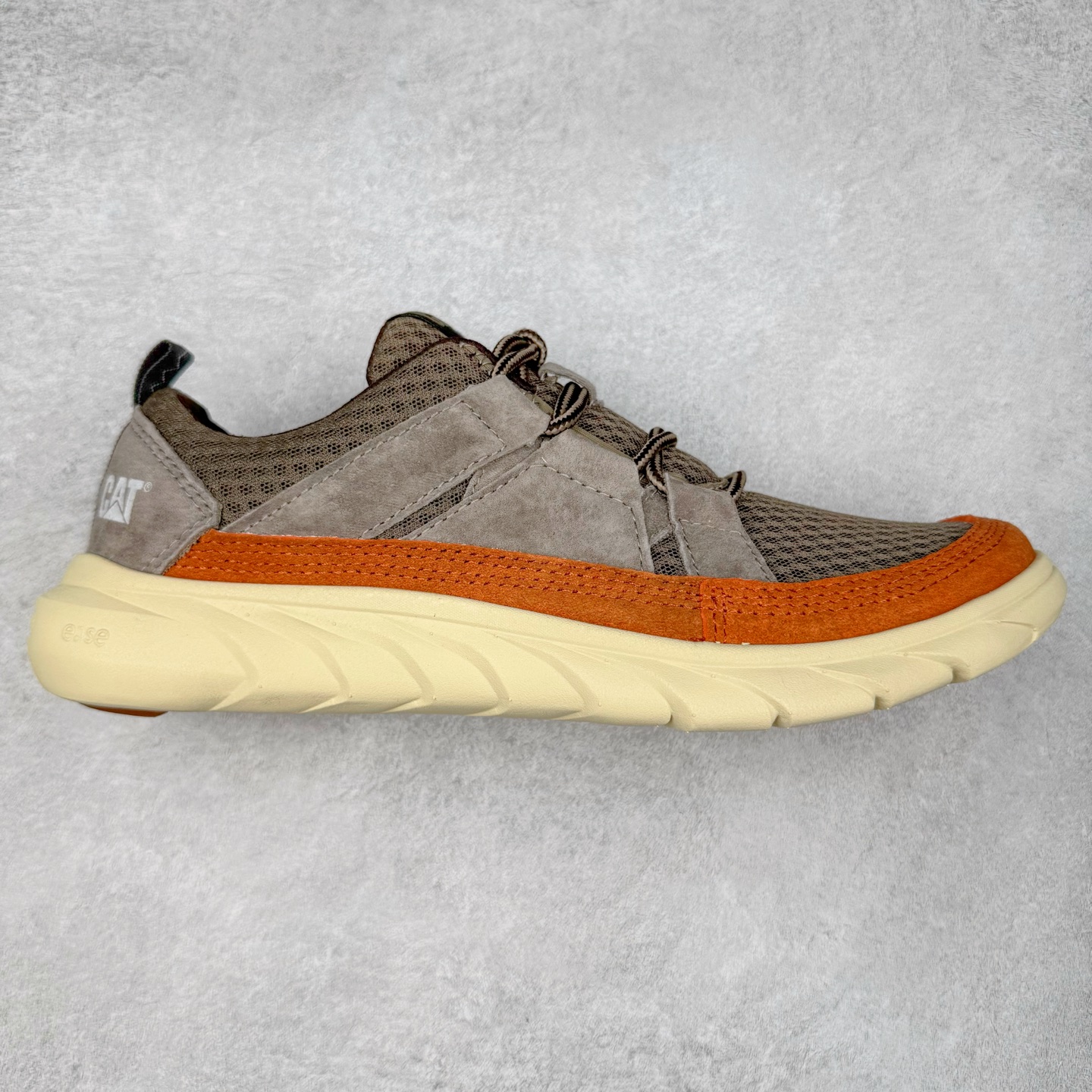 ECCO爱步老爹鞋男士夏季新款 飞织网面百搭潮流户外运动鞋 健步BIOM系列新款 全新的轻量发泡底材与直接注塑橡胶大底相结合 柔软舒适，轻量回弹，脚感更轻盈 鞋面采用GORE-TEX飞织网面与牛皮相结合 给你贴心透气呵护 自然律动科技 符合人体工学鞋楦 贴近足部天然形态 橡胶大底，抓地力强，具有良好的耐磨性 轻盈自如 适跑畅练 尺码：38 39 40 41 42 43 44 （皮鞋码）-选品中心