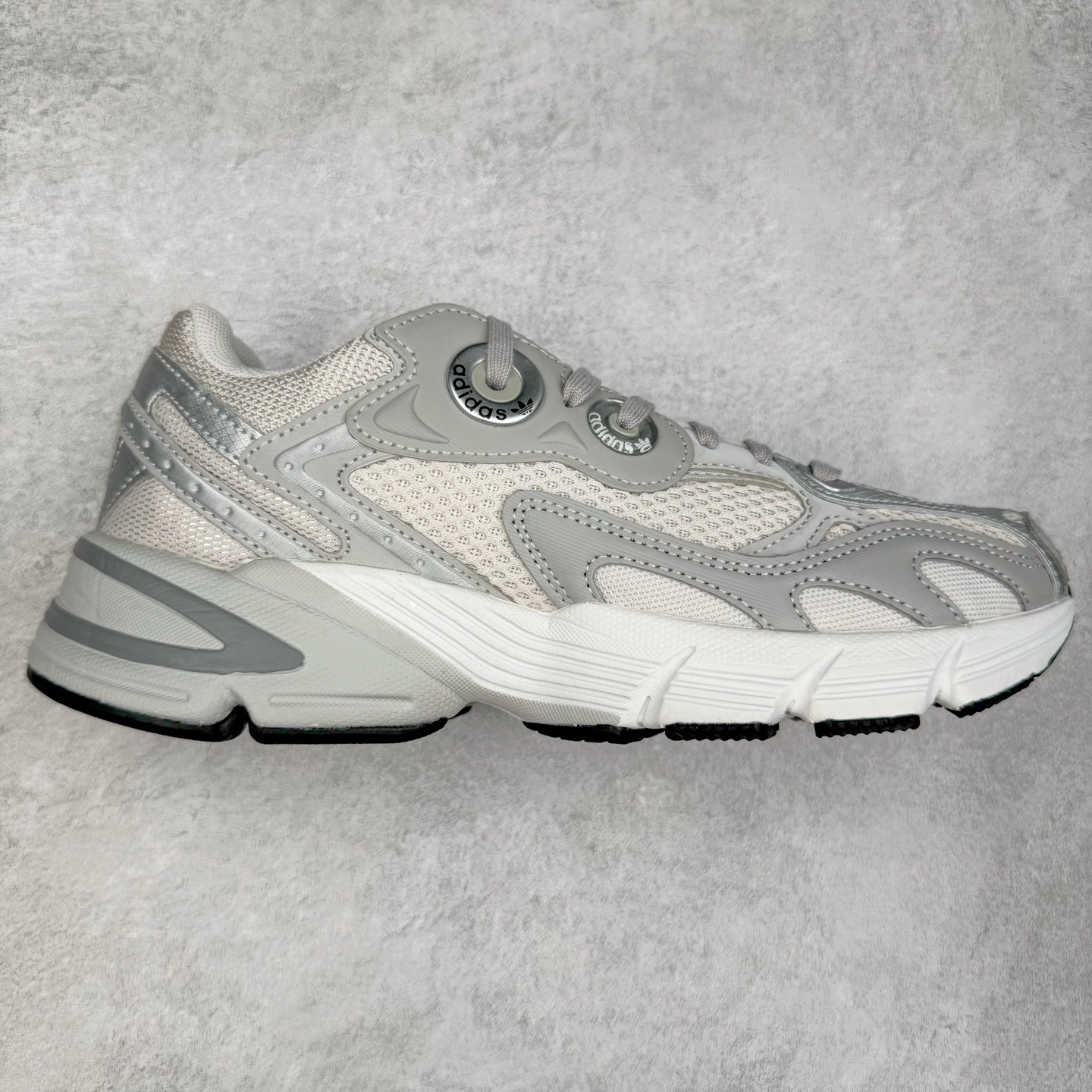 AD Original Astir 耐磨复古运动休闲鞋 鞋款灵感来自2000年代的跑步款式 鞋面和超大号孔眼进行更新复古色系搭配经典蓝白色 金色线条贯穿鞋身 增强鞋整体的流线感拼接设计 整体更显得有层次感，更有老爹鞋的味道网面透气设计 夏日出门也不会感到闷脚既舒适又透气带点稍微厚底的中底特殊材料 上脚偏软非常显高显瘦 休闲运动都可以搭配 尺码：35.5 36 36.5 37.5 38 38.5 39 40 40.5 41 42 42.5 43 44 44.5 45-选品中心