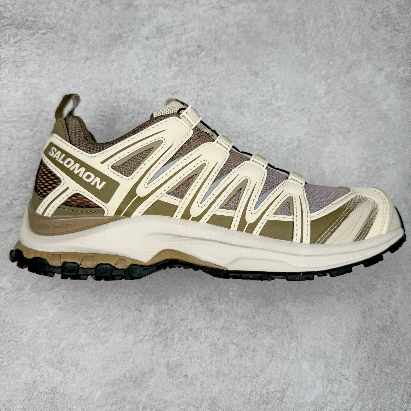 ＃HP纯原 SALOMON XA Pro 3D ADV 萨洛蒙潮流越野机能户外功能鞋 虎扑平台特供订单 耗时半年巨作 全套原纸板楦头开发 原厂特供网布配套加持 确保原汁原味 完美呈现版型 原档数据独家私模五层组合大底 男女鞋同步官方开发至46.5 原装Ortholite轻量化鞋垫 中底布带钢印编号 原厂TPU锁扣 进口港宝加持 后跟自然饱满 还原公司包裹性 鞋面采用SENSIFT贴合技术 全方位贴合包裹脚型 鞋跟部鞋底牵引设计 提供强大的抓地性能 更适应野外崎岖不平的道路 其3D ADVANCED CHASSIS底盘 材料轻量大化 钉齿设计更具稳定性 防护性 鞋底易磨损区运用CONTAGRIP高耐磨材料 应对城市硬质路面长距离跑考验 尺码：36 36.5 37.5 38 38.5 39 40 40.5 41 42 42.5 43 44 44.5 45 46 46.5-选品中心