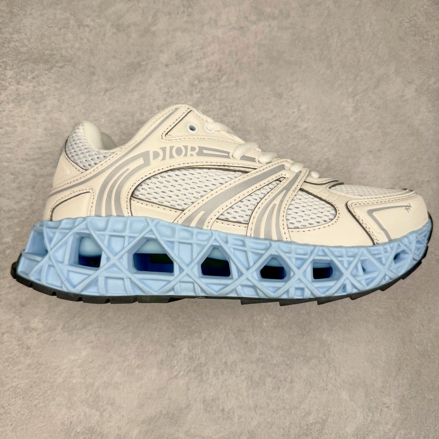 Dior x Kaws迪奥 联名款B35胶囊系列 镂空 网面 原版购入开发 做货 这款名为B35 NXT 的新款运动鞋，采用了 3D打印技术制成镂空式鞋底，鞋身部分则是十分契合当下审美的老爹鞋样式网面拼接与流畅线条布局，将复古千禧感与现代科技感浑然融为一体；且从当前已曝光的版本来看，这双新鞋款还提供了亮色系、暗色系，以及复古低饱和色系等不同风格配色方案选择，在不同风格造型中都有着十分不俗的兼容性。将前沿科技与复古审美相结合的鞋履新作 配送专柜精美包装🛍📦 ▪面料： 原版定制进口网面+科技面料 ▪内里：定制进口透气网里 ▪鞋底：原版开模防滑橡胶材质 ▪底厚：6CM ▪尺码： 35-45-选品中心