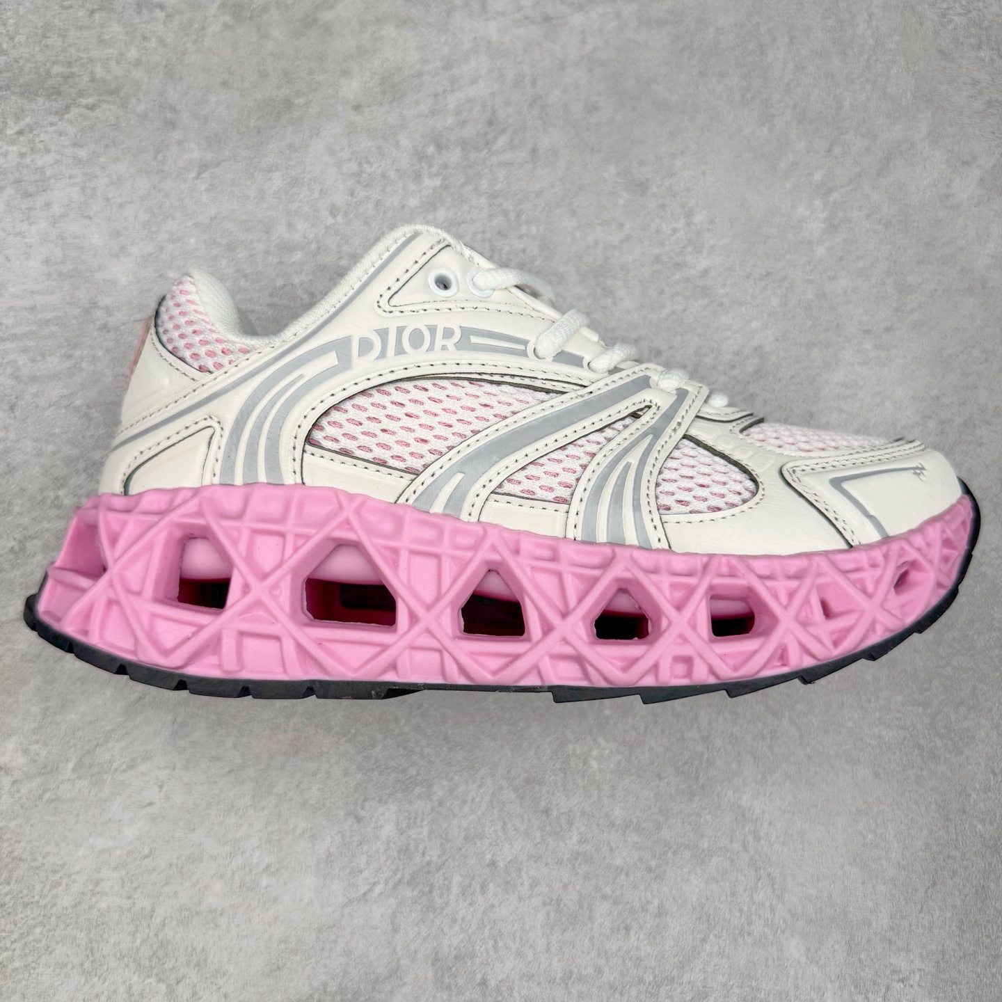 Dior x Kaws迪奥 联名款B35胶囊系列 镂空 网面 原版购入开发 做货 这款名为B35 NXT 的新款运动鞋，采用了 3D打印技术制成镂空式鞋底，鞋身部分则是十分契合当下审美的老爹鞋样式网面拼接与流畅线条布局，将复古千禧感与现代科技感浑然融为一体；且从当前已曝光的版本来看，这双新鞋款还提供了亮色系、暗色系，以及复古低饱和色系等不同风格配色方案选择，在不同风格造型中都有着十分不俗的兼容性。将前沿科技与复古审美相结合的鞋履新作 配送专柜精美包装🛍📦 ▪面料： 原版定制进口网面+科技面料 ▪内里：定制进口透气网里 ▪鞋底：原版开模防滑橡胶材质 ▪底厚：6CM ▪尺码： 35-45-选品中心