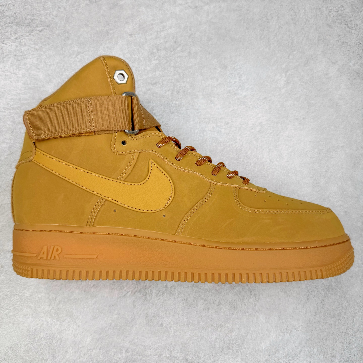 ＃福利特价 NK Air Force 1´07 High 空军一号高帮百搭休闲运动板鞋 柔软、弹性十足的缓震性能和出色的中底设计 横跨复古与现代的外型结合 造就出风靡全球 三十多年的Force 1 直到今天还深受青睐 尺码：36 36.5 37.5 38 38.5 39 40 40.5 41 42 42.5 43 44 44.5 45-选品中心