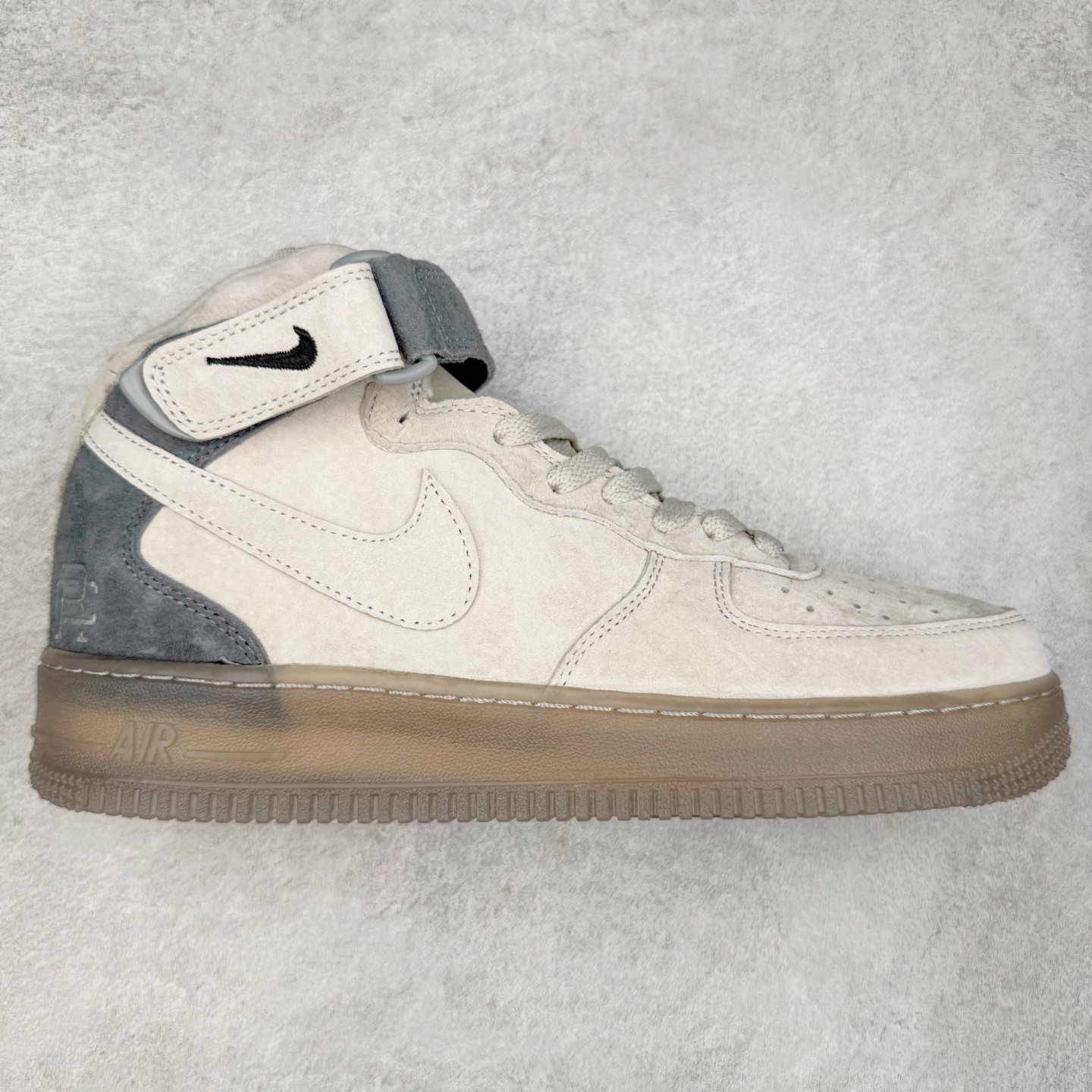 #福利特价 NK Air Force 1´07 High 空军一号高帮百搭休闲运动板鞋 柔软、弹性十足的缓震性能和出色的中底设计 横跨复古与现代的外型结合 造就出风靡全球 三十多年的Force 1 直到今天还深受青睐 尺码:36 36.5 37.5 38 38.5 39 40 40.5 41 42 42.5 43 44 44.5 45-选品中心