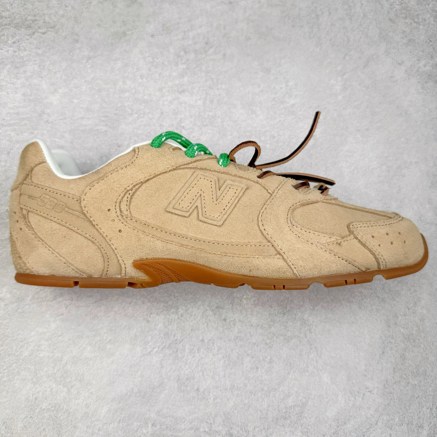 ＃福利特价 MiuMiu x New Balance NB530 SL缪缪联名系列低帮经典复古休闲运动慢跑鞋 近几年运动品牌与各大潮流品牌不断推出联名产品，在球鞋圈拥有极高的热度。此外，奢侈品牌和运动品牌联名也早已非新鲜事，继 Dior 和 Jordan Brand 以及 Prada 和 adidas 合作后。近日，Miu Miu与New Balance的合作基本已经成为定番，每年都会上新，而近期的最新联名也已经正式曝光，预计会在24年春夏面世！相比之前两次使用的574，这次Miu Miu带来了全新风格。采用了全新型号MR530进行设计，继续使用复古的旧化效果和去年就被带火的美拉德配色打造。Miu Miu作为千禧文化的重要推手，这次也是直接挑选了New Balance 2000年代时发布的健身跑鞋MR530。整体做旧效果非常明显，甚至有些二手鞋的感觉，多少是有点瘦巴黎世家影响了……配色方面将会推出米色和棕色两种颜色可供选择，整体覆盖了做旧麂皮，鞋舌和鞋垫和之前一致，有Miu Miu的Logo，同时搭配皮革和棉质双鞋带组成。尺码：35.5 36 37 37.5 38 38.5 39.5 40 40.5 41.5 42 42.5 43.5 44 45-选品中心