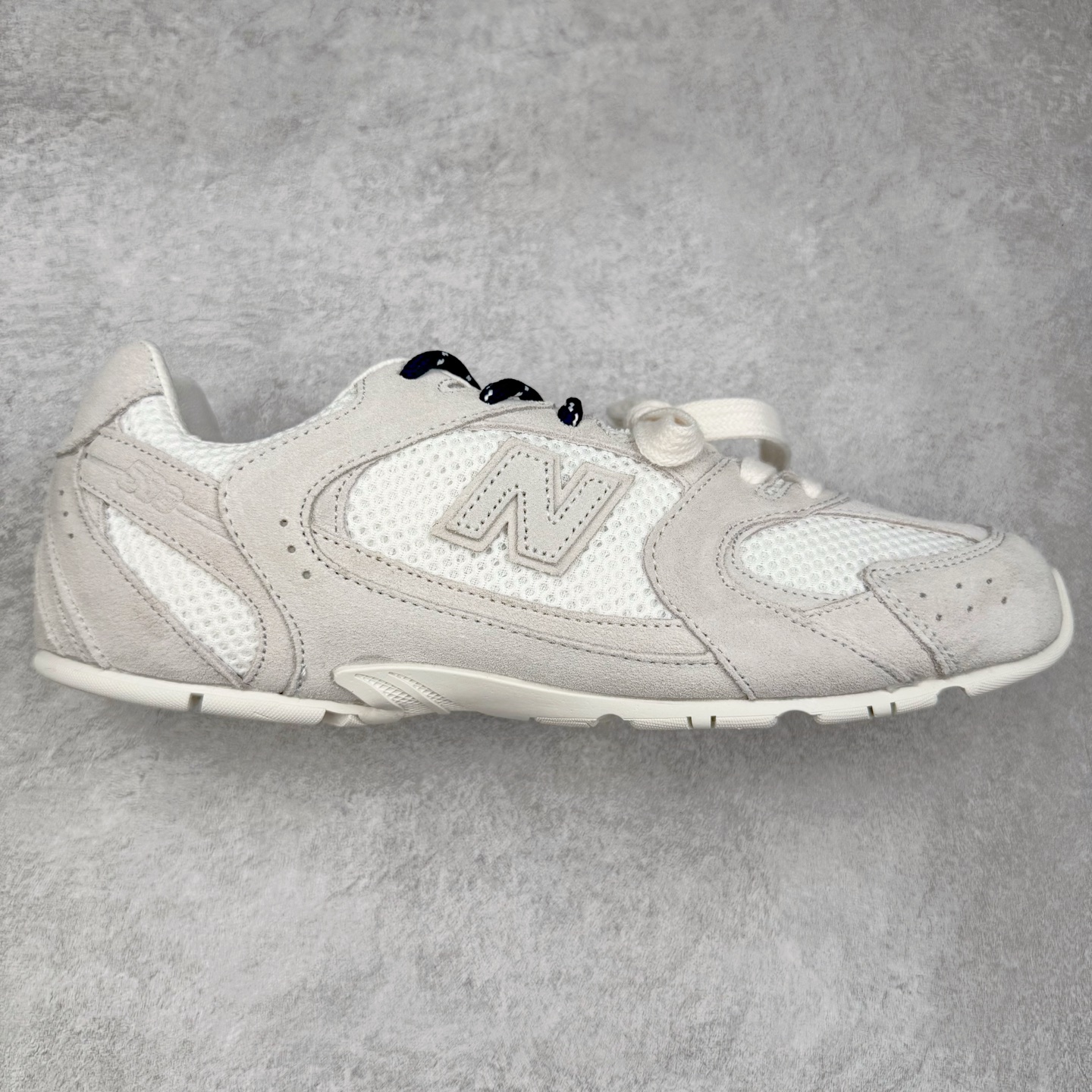＃福利特价 MiuMiu x New Balance NB530 SL缪缪联名系列低帮经典复古休闲运动慢跑鞋 近几年运动品牌与各大潮流品牌不断推出联名产品，在球鞋圈拥有极高的热度。此外，奢侈品牌和运动品牌联名也早已非新鲜事，继 Dior 和 Jordan Brand 以及 Prada 和 adidas 合作后。近日，Miu Miu与New Balance的合作基本已经成为定番，每年都会上新，而近期的最新联名也已经正式曝光，预计会在24年春夏面世！相比之前两次使用的574，这次Miu Miu带来了全新风格。采用了全新型号MR530进行设计，继续使用复古的旧化效果和去年就被带火的美拉德配色打造。Miu Miu作为千禧文化的重要推手，这次也是直接挑选了New Balance 2000年代时发布的健身跑鞋MR530。整体做旧效果非常明显，甚至有些二手鞋的感觉，多少是有点瘦巴黎世家影响了……配色方面将会推出米色和棕色两种颜色可供选择，整体覆盖了做旧麂皮，鞋舌和鞋垫和之前一致，有Miu Miu的Logo，同时搭配皮革和棉质双鞋带组成。尺码：35.5 36 37 37.5 38 38.5 39.5 40 40.5 41.5 42 42.5 43.5 44 45-选品中心