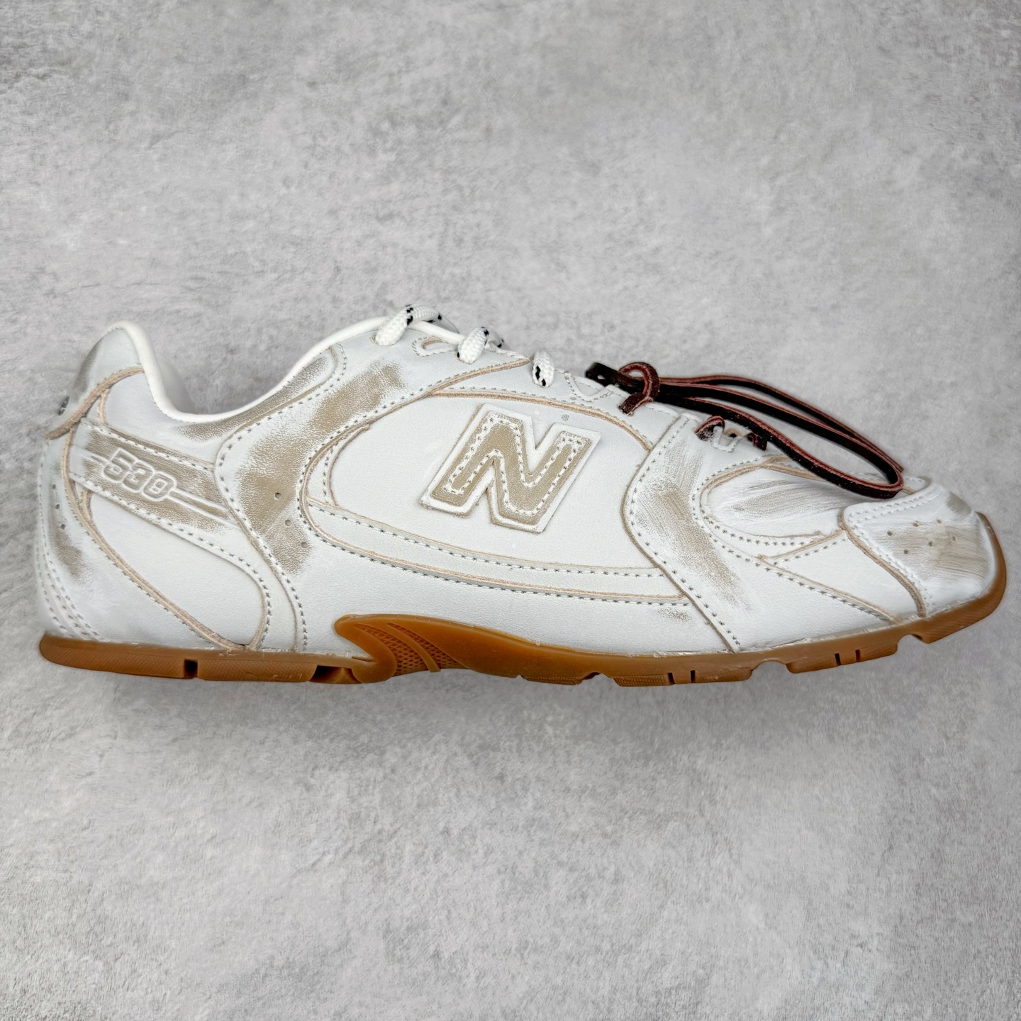 ＃福利特价 MiuMiu x New Balance NB530 SL缪缪联名系列低帮经典复古休闲运动慢跑鞋 近几年运动品牌与各大潮流品牌不断推出联名产品，在球鞋圈拥有极高的热度。此外，奢侈品牌和运动品牌联名也早已非新鲜事，继 Dior 和 Jordan Brand 以及 Prada 和 adidas 合作后。近日，Miu Miu与New Balance的合作基本已经成为定番，每年都会上新，而近期的最新联名也已经正式曝光，预计会在24年春夏面世！相比之前两次使用的574，这次Miu Miu带来了全新风格。采用了全新型号MR530进行设计，继续使用复古的旧化效果和去年就被带火的美拉德配色打造。Miu Miu作为千禧文化的重要推手，这次也是直接挑选了New Balance 2000年代时发布的健身跑鞋MR530。整体做旧效果非常明显，甚至有些二手鞋的感觉，多少是有点瘦巴黎世家影响了……配色方面将会推出米色和棕色两种颜色可供选择，整体覆盖了做旧麂皮，鞋舌和鞋垫和之前一致，有Miu Miu的Logo，同时搭配皮革和棉质双鞋带组成。尺码：35.5 36 37 37.5 38 38.5 39.5 40 40.5 41.5 42 42.5 43.5 44 45-选品中心
