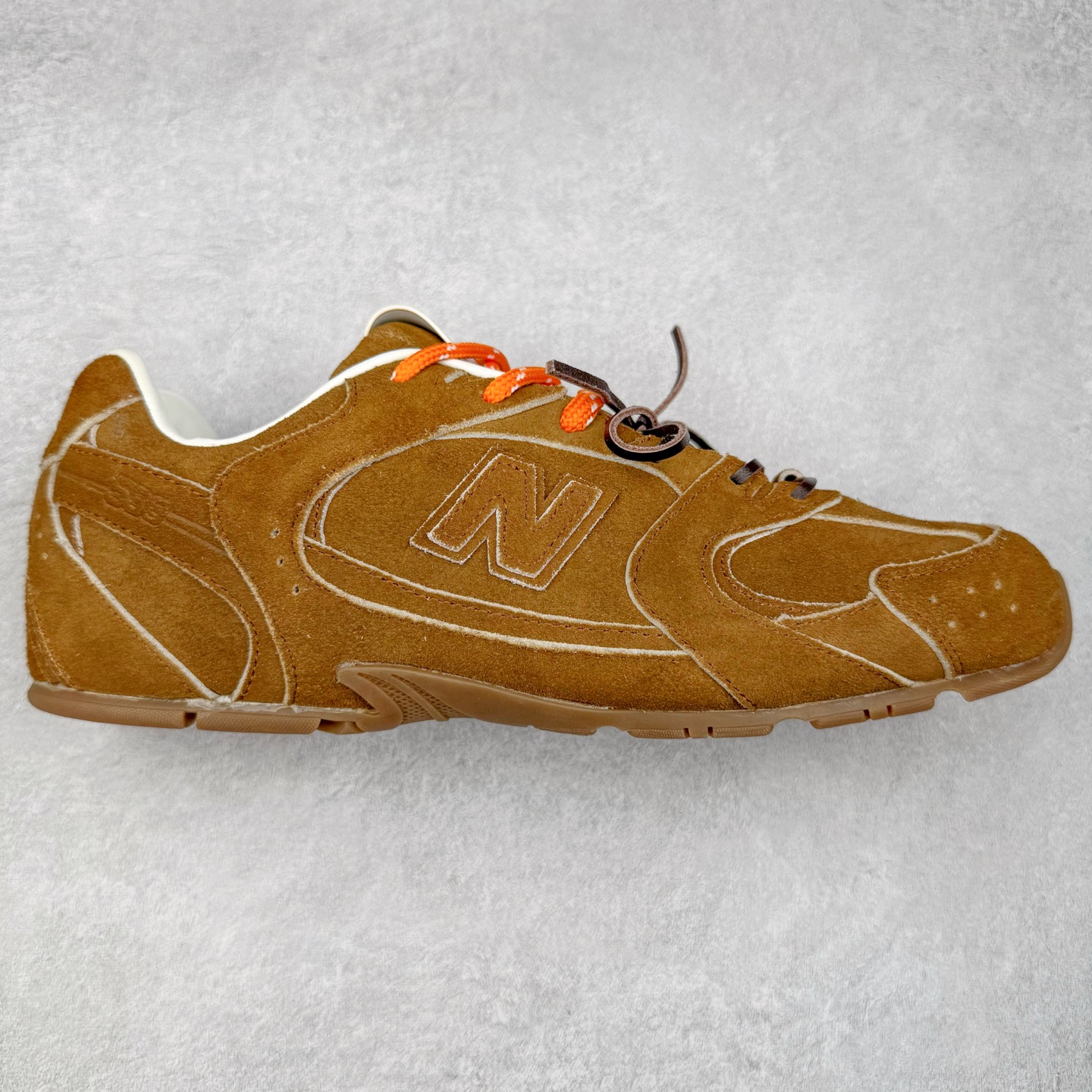 ＃福利特价 MiuMiu x New Balance NB530 SL缪缪联名系列低帮经典复古休闲运动慢跑鞋 近几年运动品牌与各大潮流品牌不断推出联名产品，在球鞋圈拥有极高的热度。此外，奢侈品牌和运动品牌联名也早已非新鲜事，继 Dior 和 Jordan Brand 以及 Prada 和 adidas 合作后。近日，Miu Miu与New Balance的合作基本已经成为定番，每年都会上新，而近期的最新联名也已经正式曝光，预计会在24年春夏面世！相比之前两次使用的574，这次Miu Miu带来了全新风格。采用了全新型号MR530进行设计，继续使用复古的旧化效果和去年就被带火的美拉德配色打造。Miu Miu作为千禧文化的重要推手，这次也是直接挑选了New Balance 2000年代时发布的健身跑鞋MR530。整体做旧效果非常明显，甚至有些二手鞋的感觉，多少是有点瘦巴黎世家影响了……配色方面将会推出米色和棕色两种颜色可供选择，整体覆盖了做旧麂皮，鞋舌和鞋垫和之前一致，有Miu Miu的Logo，同时搭配皮革和棉质双鞋带组成。尺码：35.5 36 37 37.5 38 38.5 39.5 40 40.5 41.5 42 42.5 43.5 44 45-选品中心