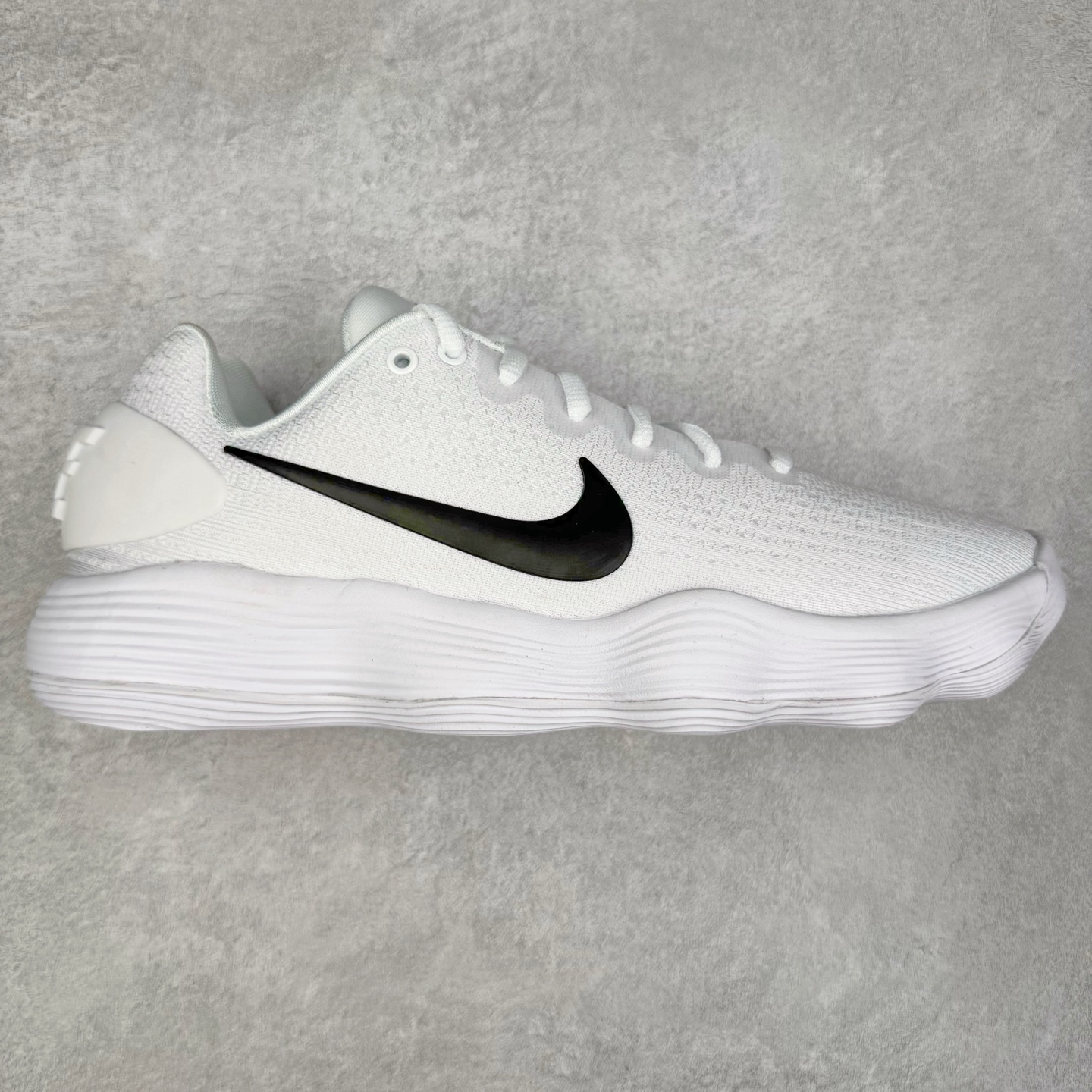 ＃K版纯原 NK Hyperdunk HD2017 Low EP 实战篮球鞋 白黑 897637-100 实战神鞋 绝迹单品 圈内高端零售大神实体冲Z唯一指定的渠道版本 目前可过各类鉴定或无法鉴定 能操作的私聊 非PT本地产物 品控细节要求做到极致完美 材料细节质感百分百区别市面任意代号纯原版本 不惧任何对比 市场独一档的产物 实体冲Z标准严格把控 每一处细节分毫不差 原汁原味公司货的味道 尺码：39 40 40.5 41 42 42.5 43 44 44.5 45 46 47.5\\r-选品中心