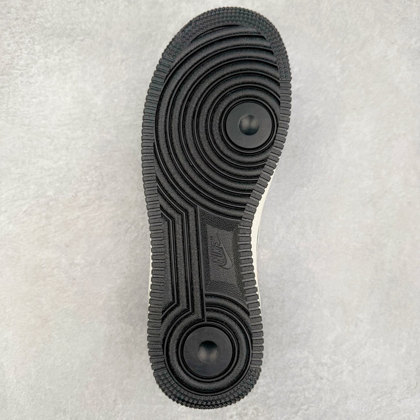 图片[9]-NK Air Force 1´07 Low 空军一号低帮百搭休闲运动板鞋 LW9279-011 柔软、弹性十足的缓震性能和出色的中底设计 横跨复古与现代的外型结合 造就出风靡全球 三十多年的Force 1 直到今天还深受青睐 实拍调校N版已经零色差零失真 百分百还原实物色彩所见即所得 不存在货不对板色差等低级问题 选购参考实物拍摄 不混卖不参货 只用心做好货严格选品 承诺混一赔十 尺码：36 36.5 37.5 38 38.5 39 40 40.5 41 42 42.5 43 44 44.5 45-选品中心