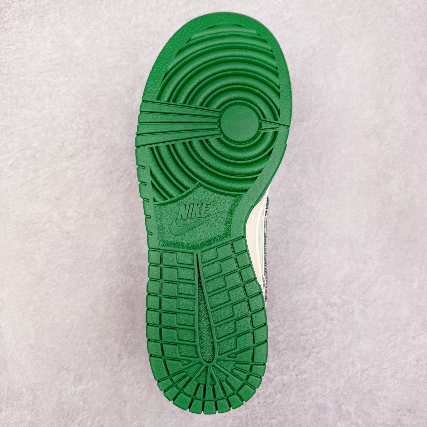 图片[9]-NK Dunk Low 定制配色 SC9772-811 大厂出品 极力推荐 原装头层材料 独家版型蒸餾加工帶來的是更好的视觉和脚感体验大厂纯原品质出货 清洁度 电绣工艺 皮料切割干净无任何毛边 细节完美 实拍调校N版已经零色差零失真 百分百还原实物色彩所见即所得 不存在货不对板色差等低级问题 选购参考实物拍摄 不混卖不参货 只用心做好货严格选品 承诺混一赔十 尺码：36 36.5 37.5 38 38.5 39 40 40.5 41 42 42.5 43 44 44.5 45-选品中心