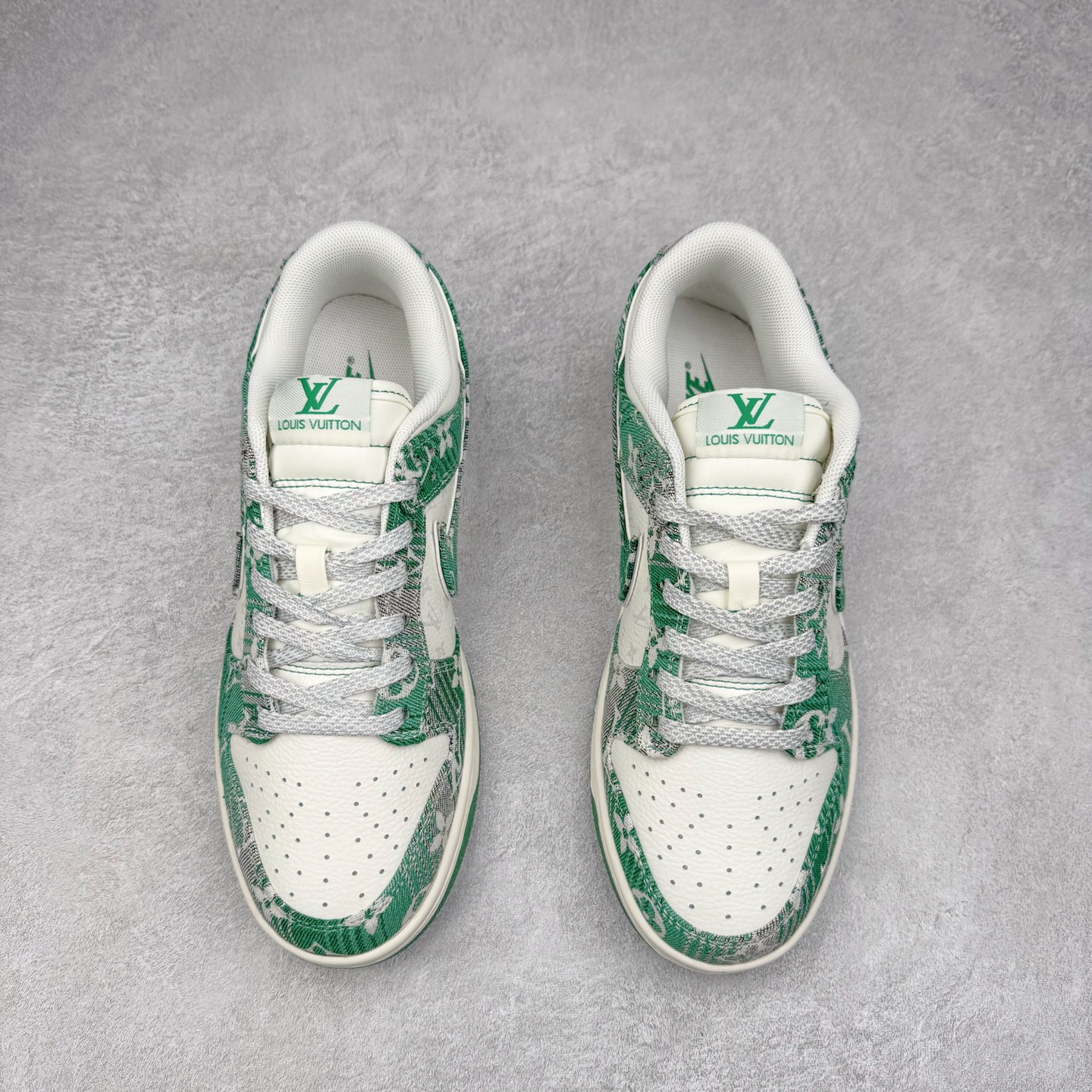 图片[2]-NK Dunk Low 定制配色 SC9772-811 大厂出品 极力推荐 原装头层材料 独家版型蒸餾加工帶來的是更好的视觉和脚感体验大厂纯原品质出货 清洁度 电绣工艺 皮料切割干净无任何毛边 细节完美 实拍调校N版已经零色差零失真 百分百还原实物色彩所见即所得 不存在货不对板色差等低级问题 选购参考实物拍摄 不混卖不参货 只用心做好货严格选品 承诺混一赔十 尺码：36 36.5 37.5 38 38.5 39 40 40.5 41 42 42.5 43 44 44.5 45-选品中心