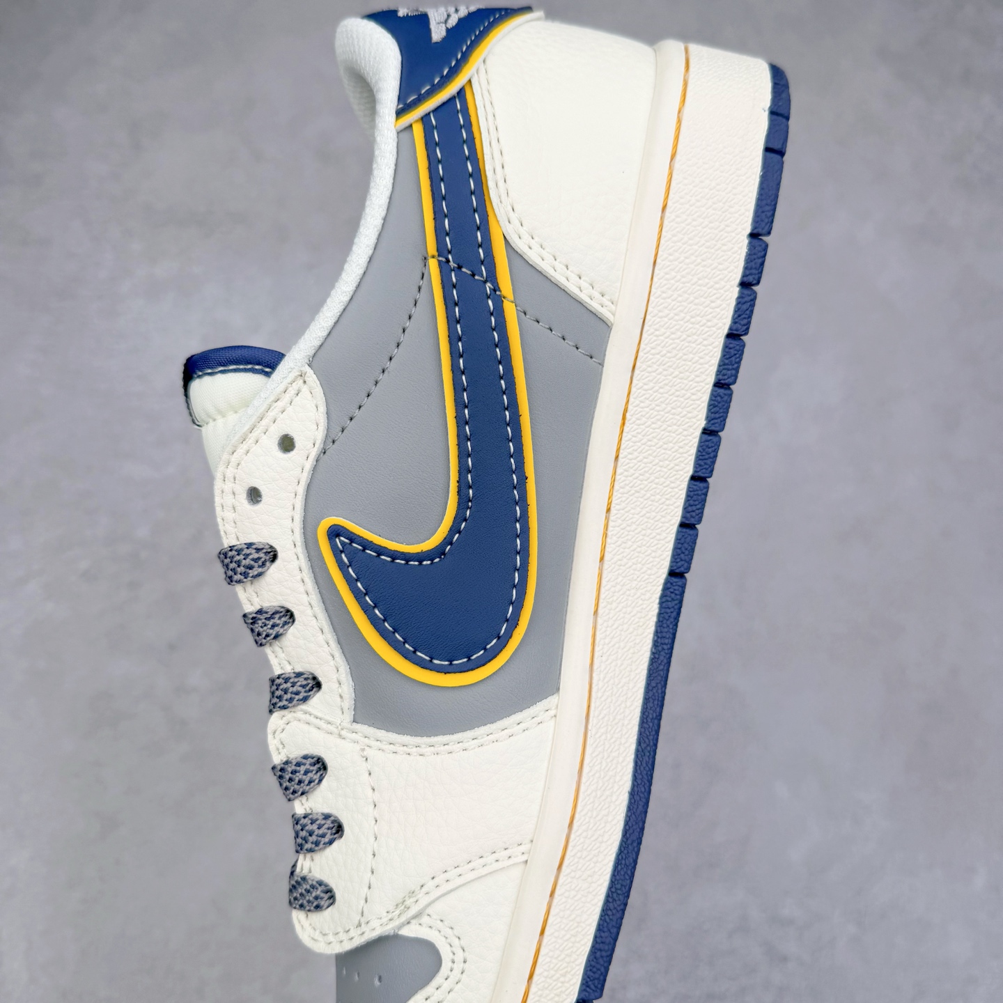 图片[7]-TS x Air Jordan AJ1 Low 倒钩低帮联名定制配色 XX3168-212 原厂内置气垫魔块 A模大底 头层小牛皮 鞋舌AJ原厂专用牛津布+AJ专用反口珍珠布+原厂无杂质高弹内里海棉+特殊封边弹力鞋带 实拍调校N版已经零色差零失真 百分百还原实物色彩所见即所得 不存在货不对板色差等低级问题 选购参考实物拍摄 不混卖不参货 只用心做好货严格选品 承诺混一赔十 尺码：36 36.5 37.5 38 38.5 39 40 40.5 41 42 42.5 43 44 44.5 45-选品中心