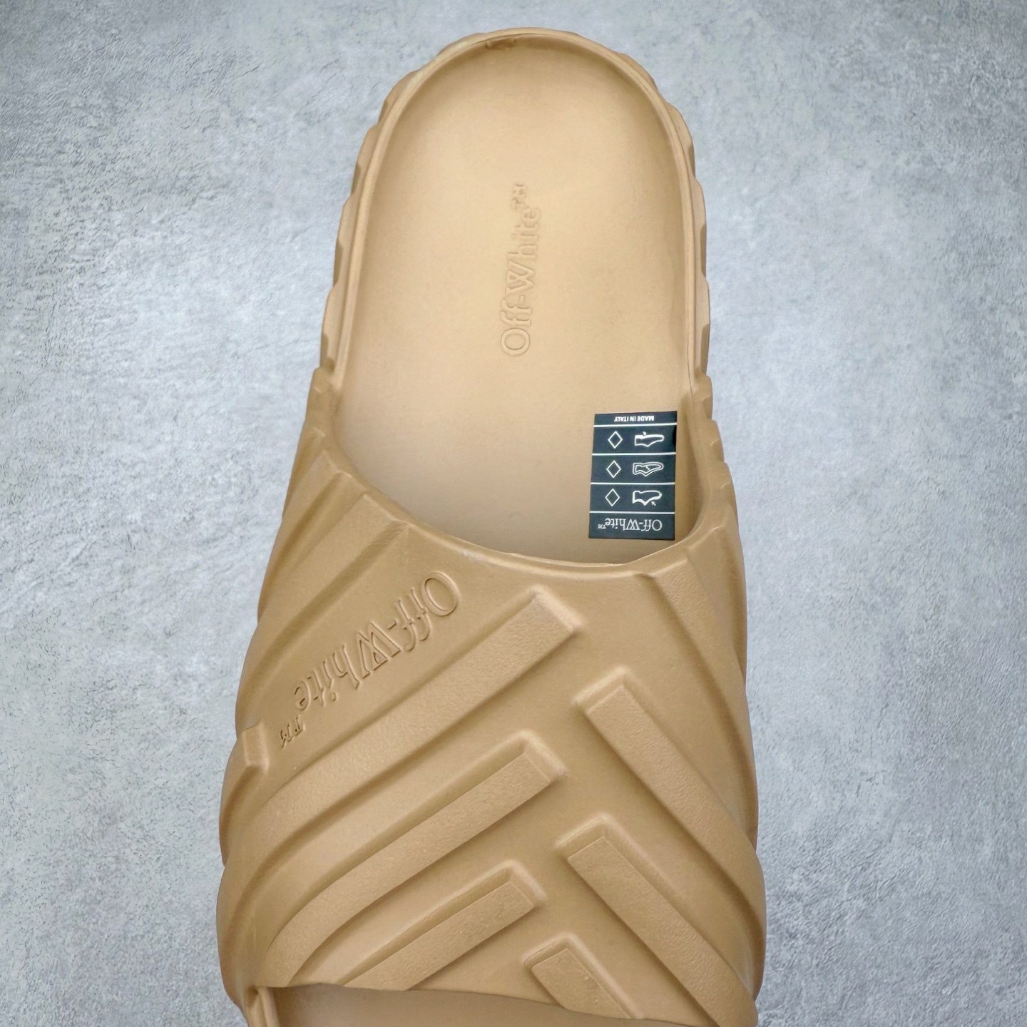 图片[5]-OFF-WHITE OW露趾套脚 EVA一字拖鞋 Off-White由才华横溢的Virgil Abloh于2013年创立。这位美国设计师既是建筑系硕士生 也是一名DJ，更是著名的Kanye West的创意总监。他以都市奢华风格惊艳了众人，并且“以典雅方法演绎当代风尚”，设计出一件又一件备受追捧的作品。Off-White别具特色的卫衣、腰带、夹克、T恤等单品俨然已成为了时尚的代名词。前卫潮流的设计、充满趣味的细节以及别出心裁的剪裁使Off-White传达出浓厚的时尚气质，是打造摩登造型不容忽视的品牌。尺码：40 41 42 43 44 45-选品中心