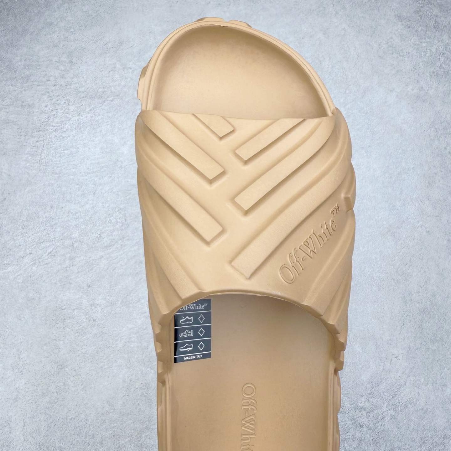 图片[4]-OFF-WHITE OW露趾套脚 EVA一字拖鞋 Off-White由才华横溢的Virgil Abloh于2013年创立。这位美国设计师既是建筑系硕士生 也是一名DJ，更是著名的Kanye West的创意总监。他以都市奢华风格惊艳了众人，并且“以典雅方法演绎当代风尚”，设计出一件又一件备受追捧的作品。Off-White别具特色的卫衣、腰带、夹克、T恤等单品俨然已成为了时尚的代名词。前卫潮流的设计、充满趣味的细节以及别出心裁的剪裁使Off-White传达出浓厚的时尚气质，是打造摩登造型不容忽视的品牌。尺码：40 41 42 43 44 45-选品中心