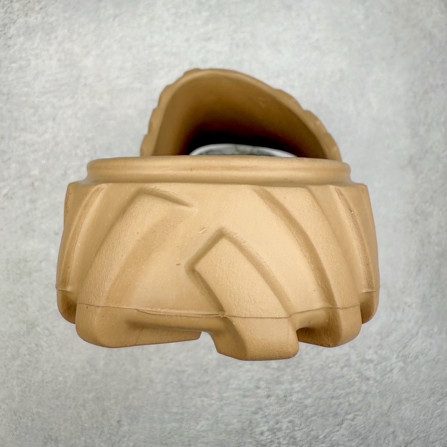 图片[8]-OFF-WHITE OW露趾套脚 EVA一字拖鞋 Off-White由才华横溢的Virgil Abloh于2013年创立。这位美国设计师既是建筑系硕士生 也是一名DJ，更是著名的Kanye West的创意总监。他以都市奢华风格惊艳了众人，并且“以典雅方法演绎当代风尚”，设计出一件又一件备受追捧的作品。Off-White别具特色的卫衣、腰带、夹克、T恤等单品俨然已成为了时尚的代名词。前卫潮流的设计、充满趣味的细节以及别出心裁的剪裁使Off-White传达出浓厚的时尚气质，是打造摩登造型不容忽视的品牌。尺码：40 41 42 43 44 45-选品中心