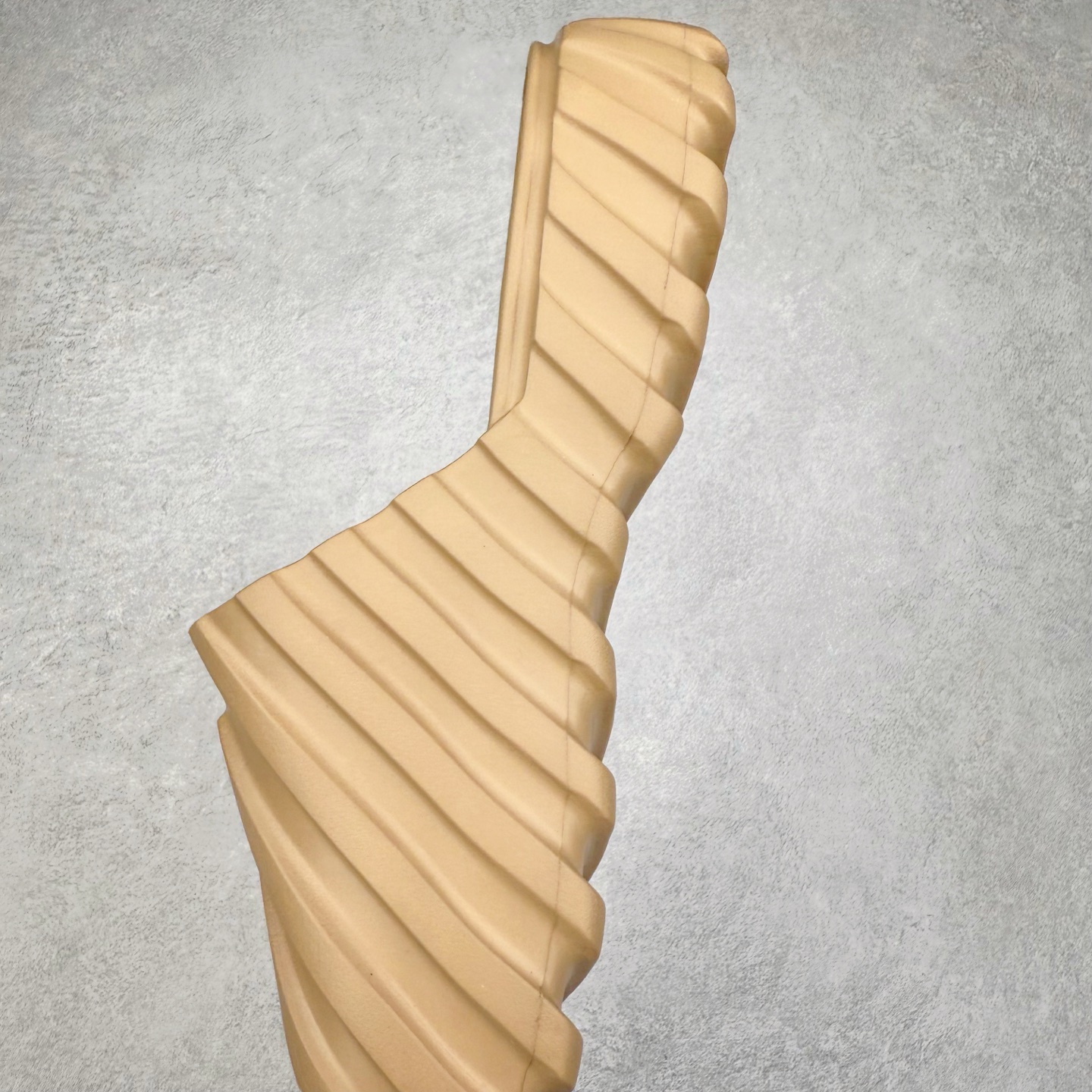 图片[7]-OFF-WHITE OW露趾套脚 EVA一字拖鞋 Off-White由才华横溢的Virgil Abloh于2013年创立。这位美国设计师既是建筑系硕士生 也是一名DJ，更是著名的Kanye West的创意总监。他以都市奢华风格惊艳了众人，并且“以典雅方法演绎当代风尚”，设计出一件又一件备受追捧的作品。Off-White别具特色的卫衣、腰带、夹克、T恤等单品俨然已成为了时尚的代名词。前卫潮流的设计、充满趣味的细节以及别出心裁的剪裁使Off-White传达出浓厚的时尚气质，是打造摩登造型不容忽视的品牌。尺码：40 41 42 43 44 45-选品中心