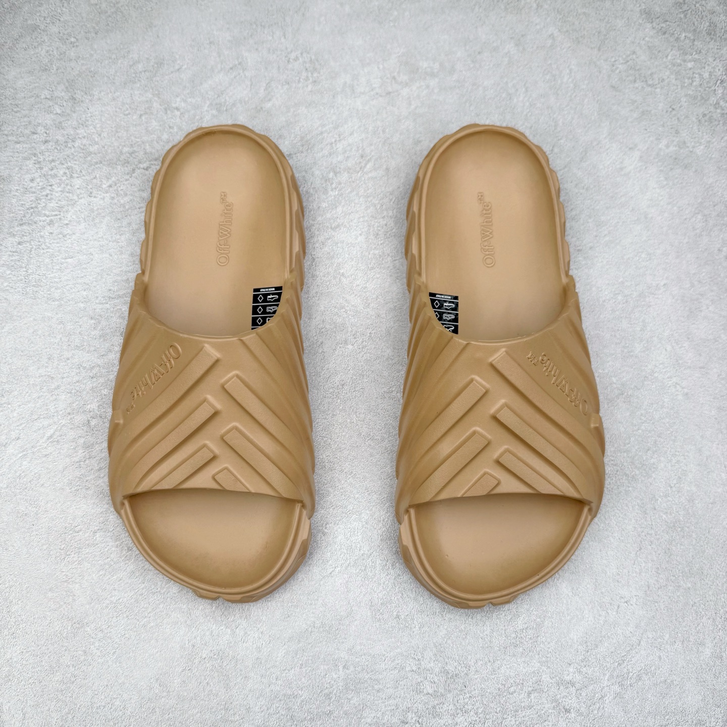 图片[2]-OFF-WHITE OW露趾套脚 EVA一字拖鞋 Off-White由才华横溢的Virgil Abloh于2013年创立。这位美国设计师既是建筑系硕士生 也是一名DJ，更是著名的Kanye West的创意总监。他以都市奢华风格惊艳了众人，并且“以典雅方法演绎当代风尚”，设计出一件又一件备受追捧的作品。Off-White别具特色的卫衣、腰带、夹克、T恤等单品俨然已成为了时尚的代名词。前卫潮流的设计、充满趣味的细节以及别出心裁的剪裁使Off-White传达出浓厚的时尚气质，是打造摩登造型不容忽视的品牌。尺码：40 41 42 43 44 45-选品中心