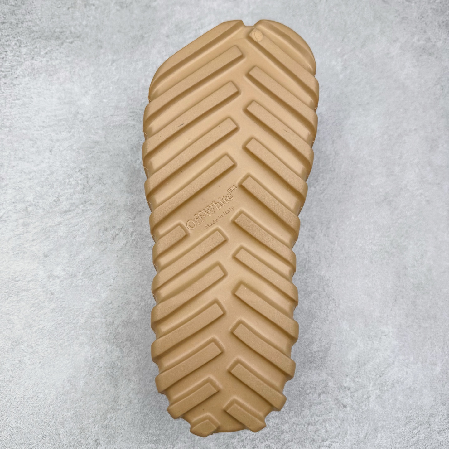 图片[9]-OFF-WHITE OW露趾套脚 EVA一字拖鞋 Off-White由才华横溢的Virgil Abloh于2013年创立。这位美国设计师既是建筑系硕士生 也是一名DJ，更是著名的Kanye West的创意总监。他以都市奢华风格惊艳了众人，并且“以典雅方法演绎当代风尚”，设计出一件又一件备受追捧的作品。Off-White别具特色的卫衣、腰带、夹克、T恤等单品俨然已成为了时尚的代名词。前卫潮流的设计、充满趣味的细节以及别出心裁的剪裁使Off-White传达出浓厚的时尚气质，是打造摩登造型不容忽视的品牌。尺码：40 41 42 43 44 45-选品中心