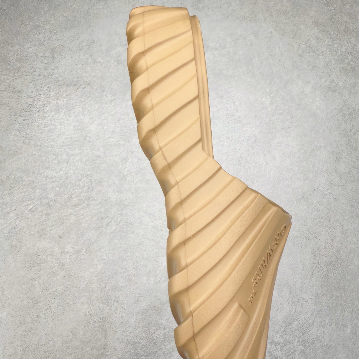 图片[6]-OFF-WHITE OW露趾套脚 EVA一字拖鞋 Off-White由才华横溢的Virgil Abloh于2013年创立。这位美国设计师既是建筑系硕士生 也是一名DJ，更是著名的Kanye West的创意总监。他以都市奢华风格惊艳了众人，并且“以典雅方法演绎当代风尚”，设计出一件又一件备受追捧的作品。Off-White别具特色的卫衣、腰带、夹克、T恤等单品俨然已成为了时尚的代名词。前卫潮流的设计、充满趣味的细节以及别出心裁的剪裁使Off-White传达出浓厚的时尚气质，是打造摩登造型不容忽视的品牌。尺码：40 41 42 43 44 45-选品中心