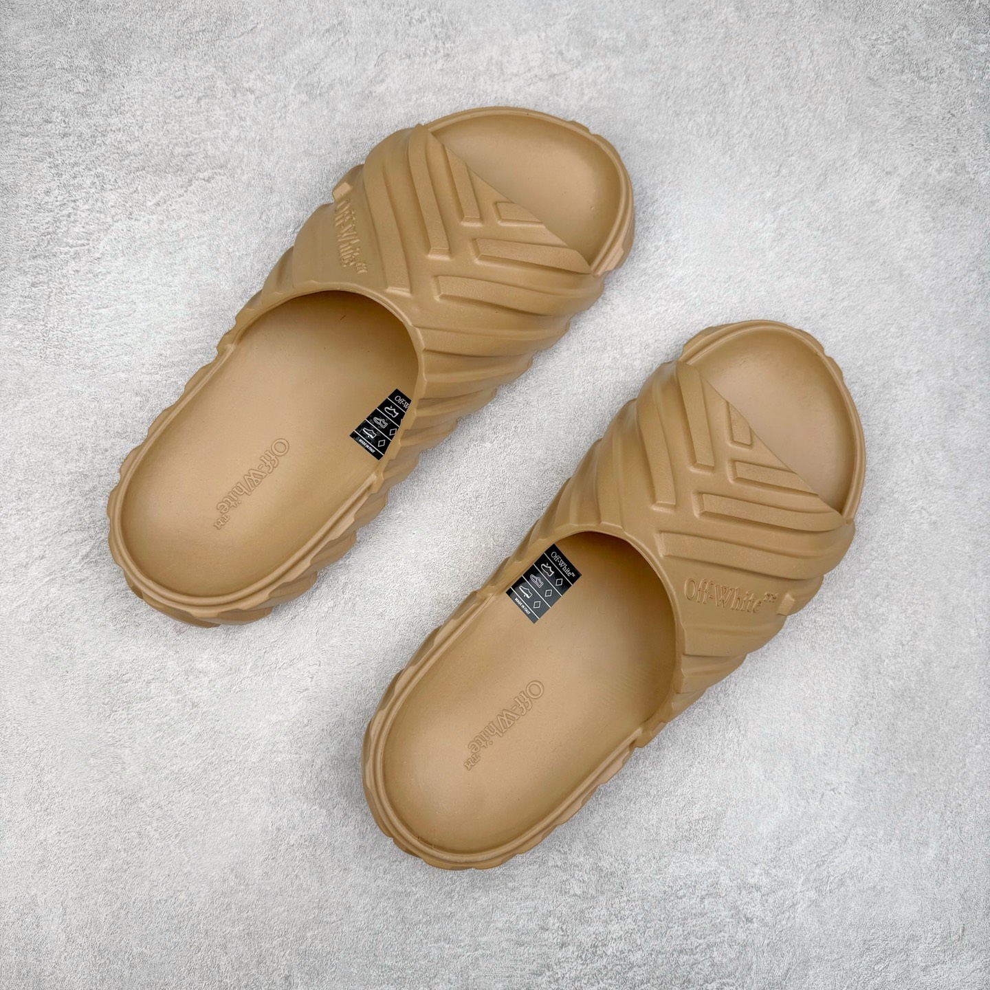 图片[3]-OFF-WHITE OW露趾套脚 EVA一字拖鞋 Off-White由才华横溢的Virgil Abloh于2013年创立。这位美国设计师既是建筑系硕士生 也是一名DJ，更是著名的Kanye West的创意总监。他以都市奢华风格惊艳了众人，并且“以典雅方法演绎当代风尚”，设计出一件又一件备受追捧的作品。Off-White别具特色的卫衣、腰带、夹克、T恤等单品俨然已成为了时尚的代名词。前卫潮流的设计、充满趣味的细节以及别出心裁的剪裁使Off-White传达出浓厚的时尚气质，是打造摩登造型不容忽视的品牌。尺码：40 41 42 43 44 45-选品中心