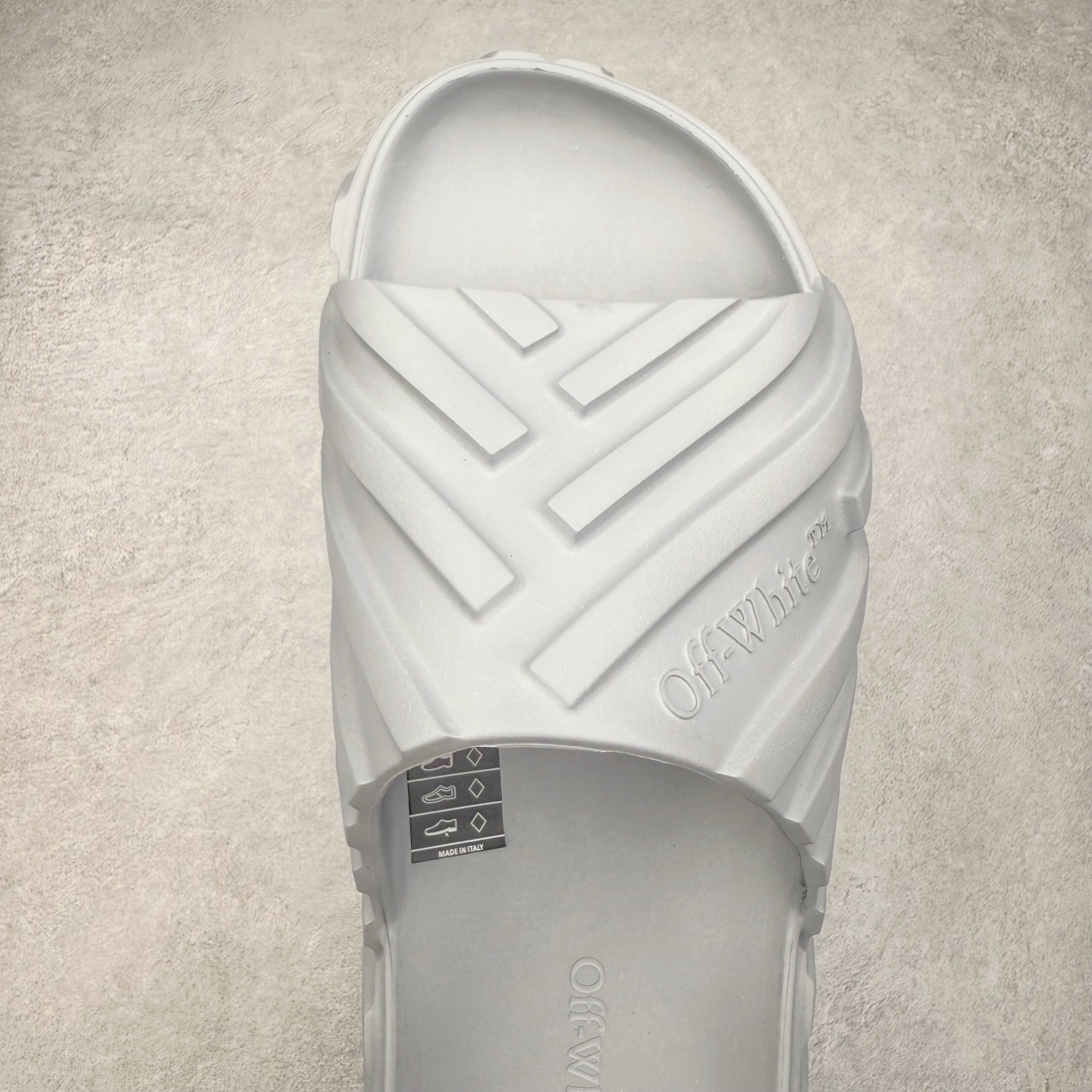 图片[4]-OFF-WHITE OW露趾套脚 EVA一字拖鞋 Off-White由才华横溢的Virgil Abloh于2013年创立。这位美国设计师既是建筑系硕士生 也是一名DJ，更是著名的Kanye West的创意总监。他以都市奢华风格惊艳了众人，并且“以典雅方法演绎当代风尚”，设计出一件又一件备受追捧的作品。Off-White别具特色的卫衣、腰带、夹克、T恤等单品俨然已成为了时尚的代名词。前卫潮流的设计、充满趣味的细节以及别出心裁的剪裁使Off-White传达出浓厚的时尚气质，是打造摩登造型不容忽视的品牌。尺码：40 41 42 43 44 45-选品中心