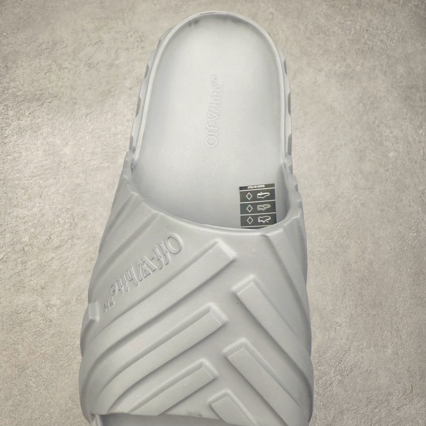 图片[5]-OFF-WHITE OW露趾套脚 EVA一字拖鞋 Off-White由才华横溢的Virgil Abloh于2013年创立。这位美国设计师既是建筑系硕士生 也是一名DJ，更是著名的Kanye West的创意总监。他以都市奢华风格惊艳了众人，并且“以典雅方法演绎当代风尚”，设计出一件又一件备受追捧的作品。Off-White别具特色的卫衣、腰带、夹克、T恤等单品俨然已成为了时尚的代名词。前卫潮流的设计、充满趣味的细节以及别出心裁的剪裁使Off-White传达出浓厚的时尚气质，是打造摩登造型不容忽视的品牌。尺码：40 41 42 43 44 45-选品中心