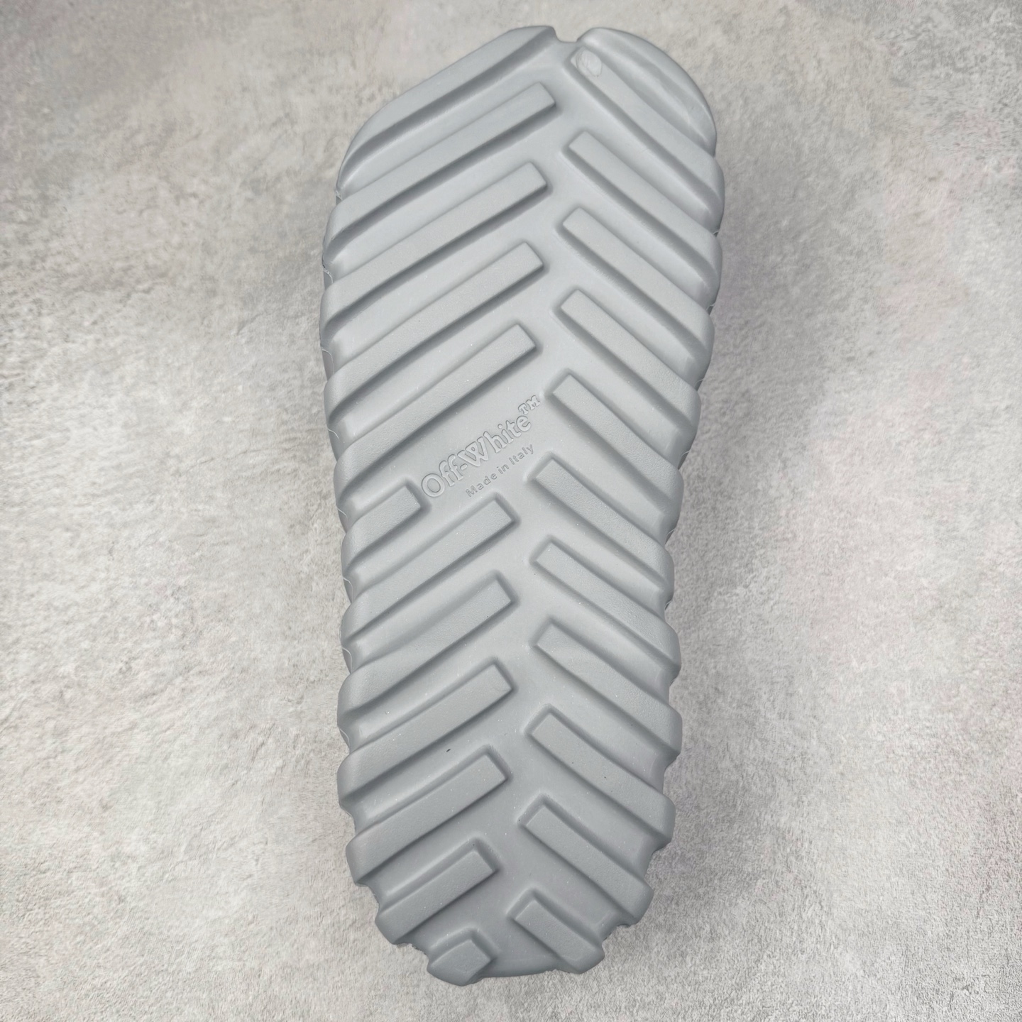 图片[9]-OFF-WHITE OW露趾套脚 EVA一字拖鞋 Off-White由才华横溢的Virgil Abloh于2013年创立。这位美国设计师既是建筑系硕士生 也是一名DJ，更是著名的Kanye West的创意总监。他以都市奢华风格惊艳了众人，并且“以典雅方法演绎当代风尚”，设计出一件又一件备受追捧的作品。Off-White别具特色的卫衣、腰带、夹克、T恤等单品俨然已成为了时尚的代名词。前卫潮流的设计、充满趣味的细节以及别出心裁的剪裁使Off-White传达出浓厚的时尚气质，是打造摩登造型不容忽视的品牌。尺码：40 41 42 43 44 45-选品中心