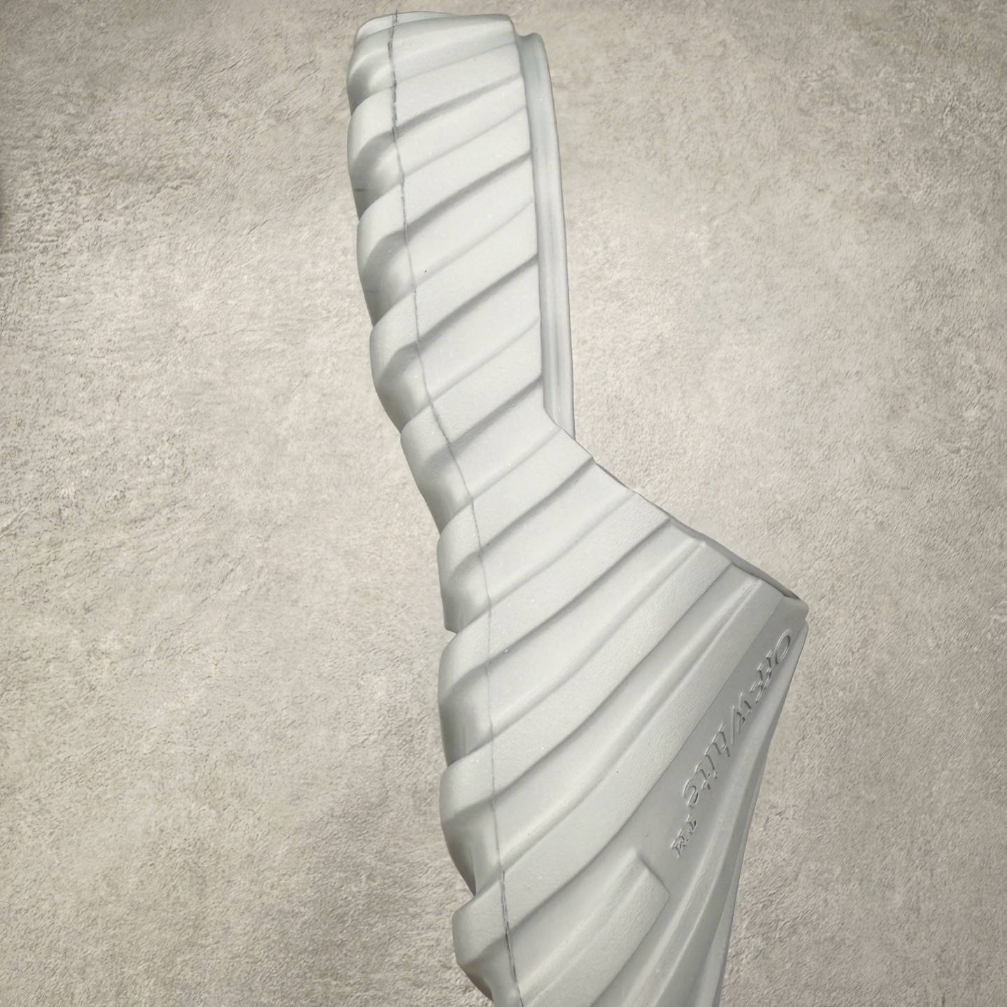 图片[6]-OFF-WHITE OW露趾套脚 EVA一字拖鞋 Off-White由才华横溢的Virgil Abloh于2013年创立。这位美国设计师既是建筑系硕士生 也是一名DJ，更是著名的Kanye West的创意总监。他以都市奢华风格惊艳了众人，并且“以典雅方法演绎当代风尚”，设计出一件又一件备受追捧的作品。Off-White别具特色的卫衣、腰带、夹克、T恤等单品俨然已成为了时尚的代名词。前卫潮流的设计、充满趣味的细节以及别出心裁的剪裁使Off-White传达出浓厚的时尚气质，是打造摩登造型不容忽视的品牌。尺码：40 41 42 43 44 45-选品中心