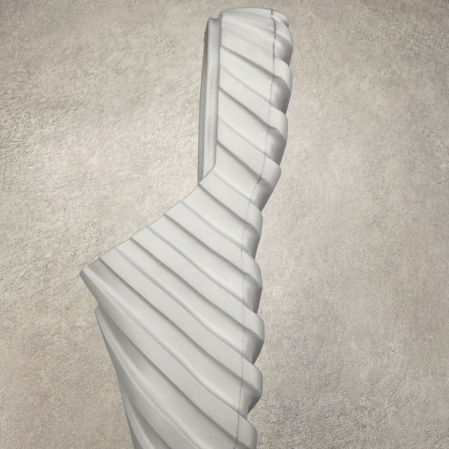 图片[7]-OFF-WHITE OW露趾套脚 EVA一字拖鞋 Off-White由才华横溢的Virgil Abloh于2013年创立。这位美国设计师既是建筑系硕士生 也是一名DJ，更是著名的Kanye West的创意总监。他以都市奢华风格惊艳了众人，并且“以典雅方法演绎当代风尚”，设计出一件又一件备受追捧的作品。Off-White别具特色的卫衣、腰带、夹克、T恤等单品俨然已成为了时尚的代名词。前卫潮流的设计、充满趣味的细节以及别出心裁的剪裁使Off-White传达出浓厚的时尚气质，是打造摩登造型不容忽视的品牌。尺码：40 41 42 43 44 45-选品中心