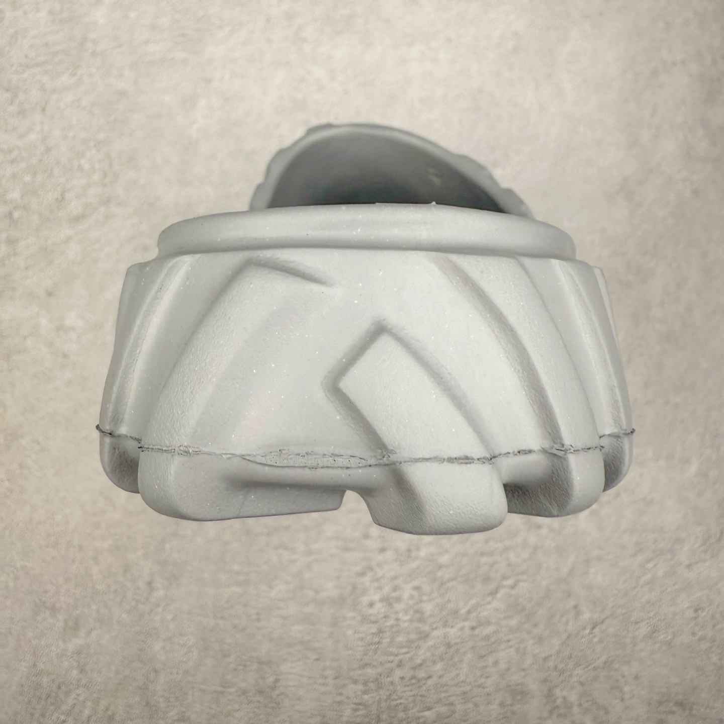 图片[8]-OFF-WHITE OW露趾套脚 EVA一字拖鞋 Off-White由才华横溢的Virgil Abloh于2013年创立。这位美国设计师既是建筑系硕士生 也是一名DJ，更是著名的Kanye West的创意总监。他以都市奢华风格惊艳了众人，并且“以典雅方法演绎当代风尚”，设计出一件又一件备受追捧的作品。Off-White别具特色的卫衣、腰带、夹克、T恤等单品俨然已成为了时尚的代名词。前卫潮流的设计、充满趣味的细节以及别出心裁的剪裁使Off-White传达出浓厚的时尚气质，是打造摩登造型不容忽视的品牌。尺码：40 41 42 43 44 45-选品中心