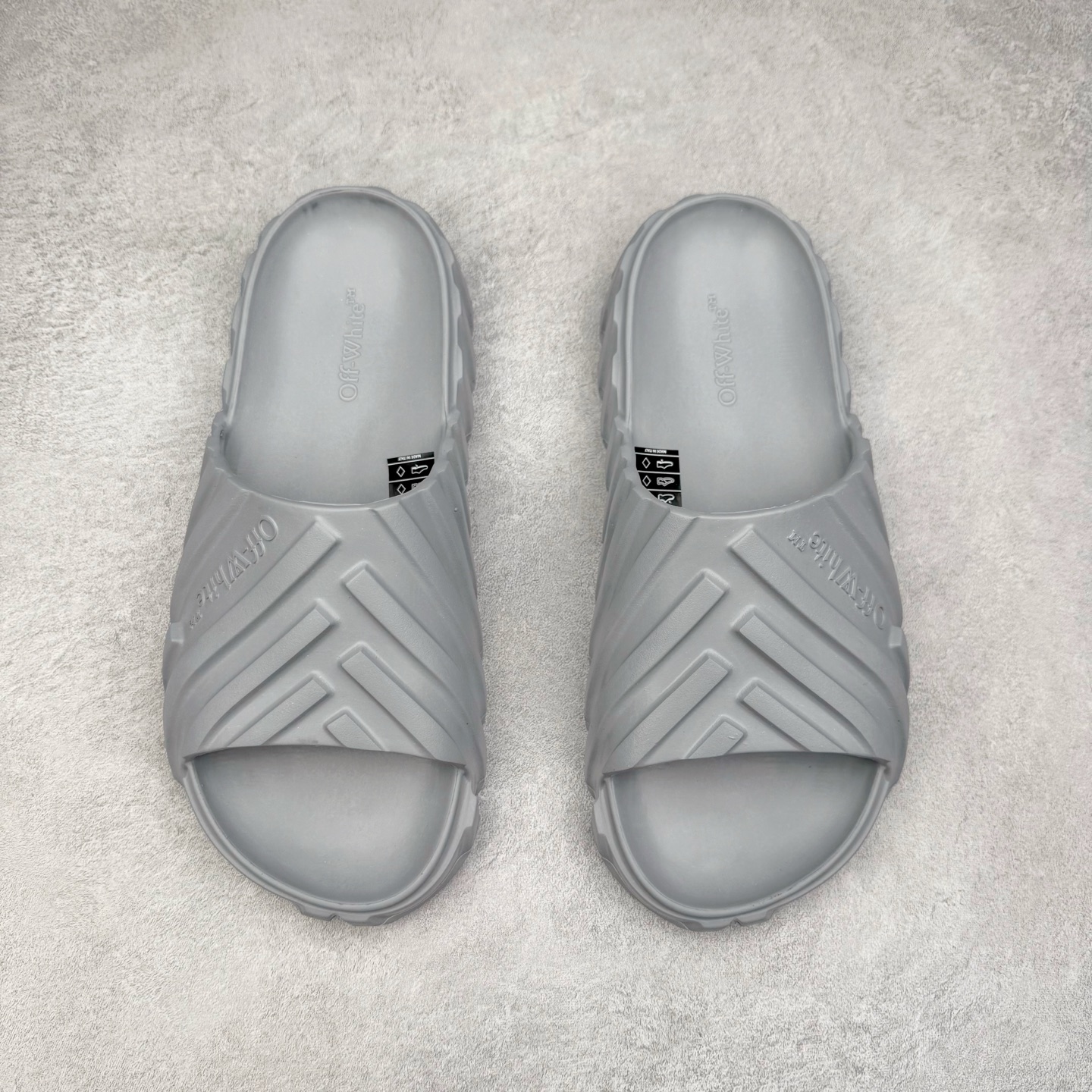 图片[2]-OFF-WHITE OW露趾套脚 EVA一字拖鞋 Off-White由才华横溢的Virgil Abloh于2013年创立。这位美国设计师既是建筑系硕士生 也是一名DJ，更是著名的Kanye West的创意总监。他以都市奢华风格惊艳了众人，并且“以典雅方法演绎当代风尚”，设计出一件又一件备受追捧的作品。Off-White别具特色的卫衣、腰带、夹克、T恤等单品俨然已成为了时尚的代名词。前卫潮流的设计、充满趣味的细节以及别出心裁的剪裁使Off-White传达出浓厚的时尚气质，是打造摩登造型不容忽视的品牌。尺码：40 41 42 43 44 45-选品中心