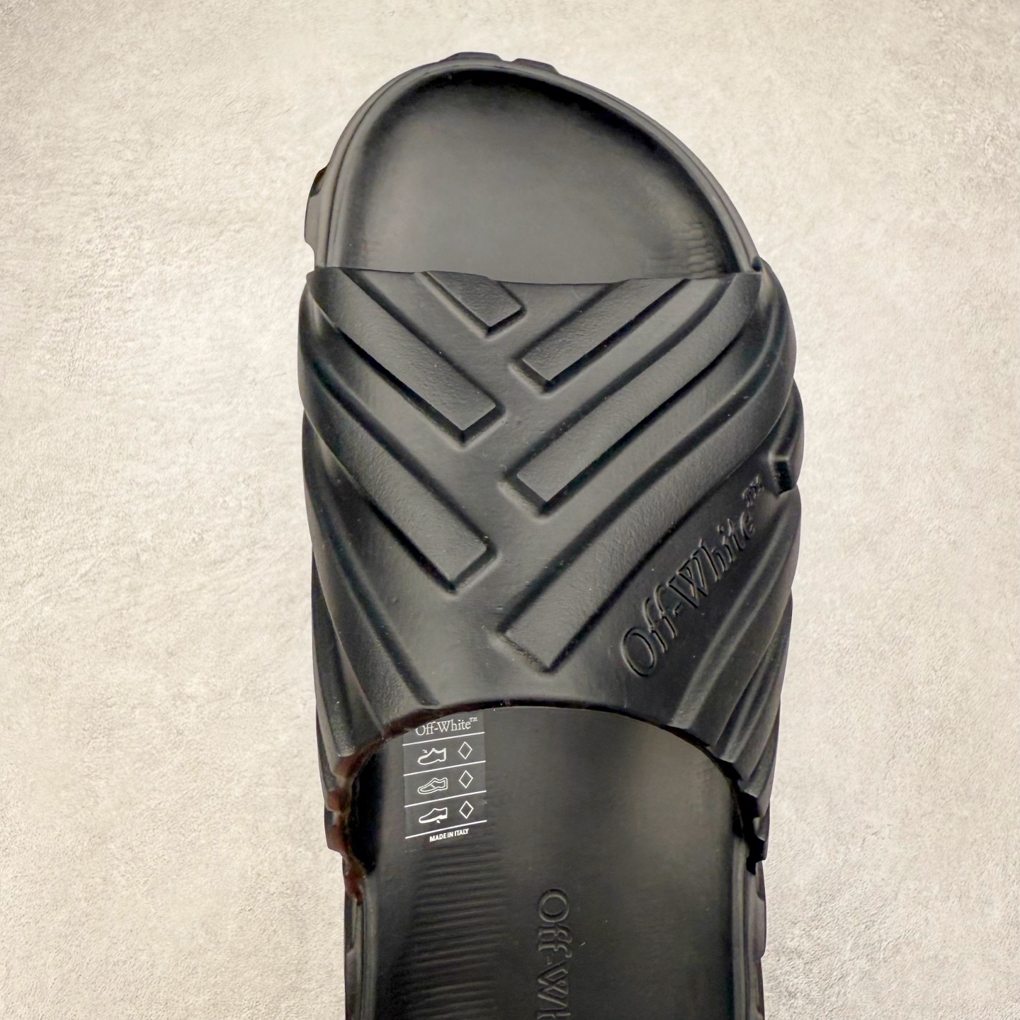 图片[4]-OFF-WHITE OW露趾套脚 EVA一字拖鞋 Off-White由才华横溢的Virgil Abloh于2013年创立。这位美国设计师既是建筑系硕士生 也是一名DJ，更是著名的Kanye West的创意总监。他以都市奢华风格惊艳了众人，并且“以典雅方法演绎当代风尚”，设计出一件又一件备受追捧的作品。Off-White别具特色的卫衣、腰带、夹克、T恤等单品俨然已成为了时尚的代名词。前卫潮流的设计、充满趣味的细节以及别出心裁的剪裁使Off-White传达出浓厚的时尚气质，是打造摩登造型不容忽视的品牌。尺码：40 41 42 43 44 45-选品中心