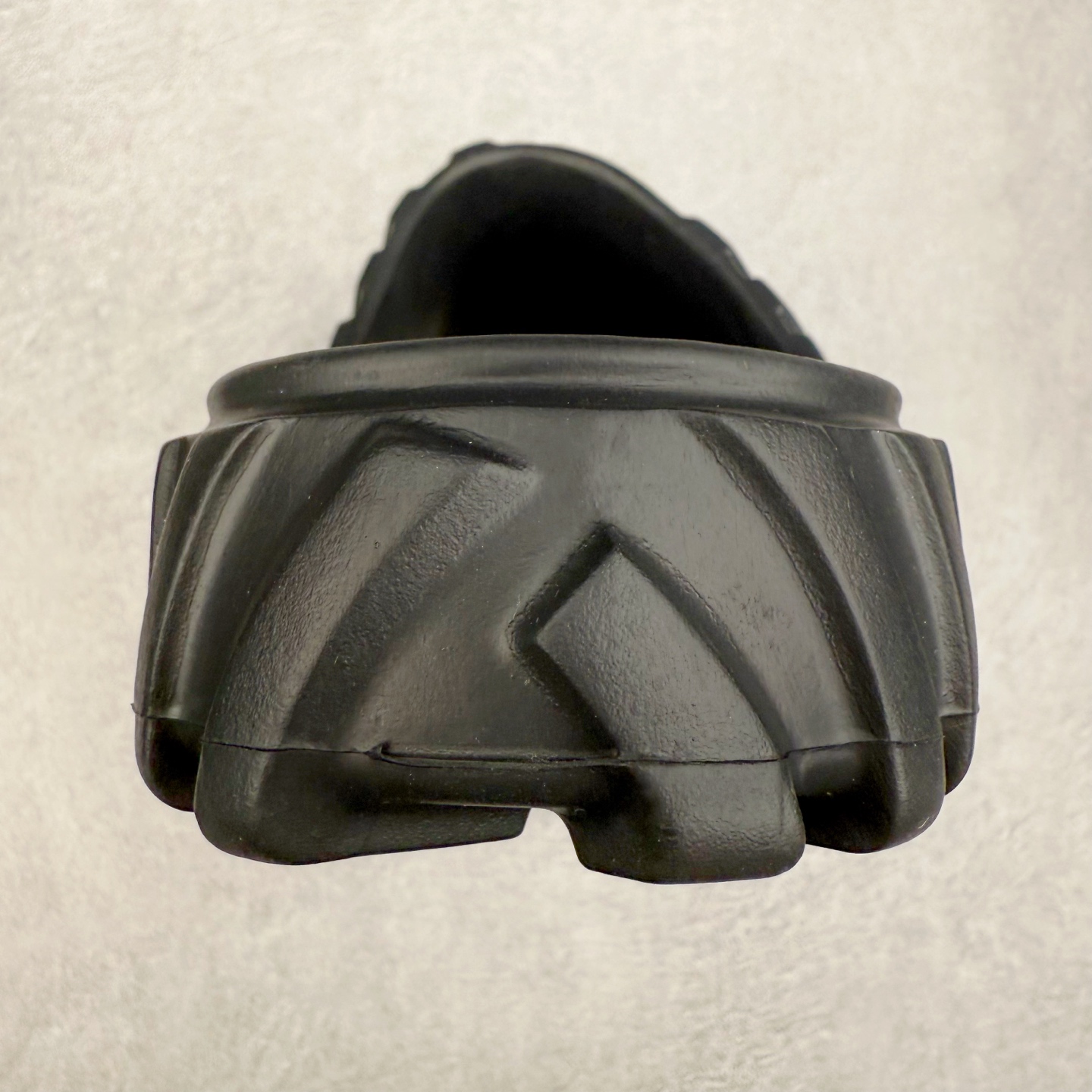 图片[8]-OFF-WHITE OW露趾套脚 EVA一字拖鞋 Off-White由才华横溢的Virgil Abloh于2013年创立。这位美国设计师既是建筑系硕士生 也是一名DJ，更是著名的Kanye West的创意总监。他以都市奢华风格惊艳了众人，并且“以典雅方法演绎当代风尚”，设计出一件又一件备受追捧的作品。Off-White别具特色的卫衣、腰带、夹克、T恤等单品俨然已成为了时尚的代名词。前卫潮流的设计、充满趣味的细节以及别出心裁的剪裁使Off-White传达出浓厚的时尚气质，是打造摩登造型不容忽视的品牌。尺码：40 41 42 43 44 45-选品中心