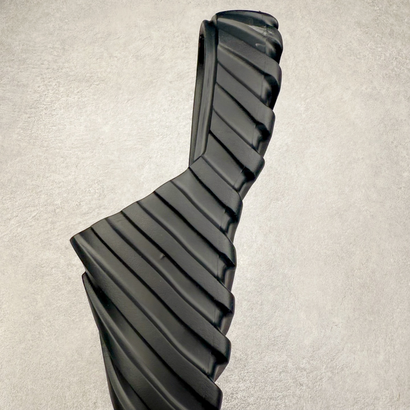 图片[7]-OFF-WHITE OW露趾套脚 EVA一字拖鞋 Off-White由才华横溢的Virgil Abloh于2013年创立。这位美国设计师既是建筑系硕士生 也是一名DJ，更是著名的Kanye West的创意总监。他以都市奢华风格惊艳了众人，并且“以典雅方法演绎当代风尚”，设计出一件又一件备受追捧的作品。Off-White别具特色的卫衣、腰带、夹克、T恤等单品俨然已成为了时尚的代名词。前卫潮流的设计、充满趣味的细节以及别出心裁的剪裁使Off-White传达出浓厚的时尚气质，是打造摩登造型不容忽视的品牌。尺码：40 41 42 43 44 45-选品中心