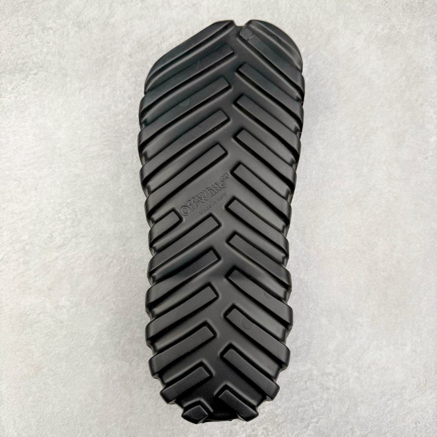 图片[9]-OFF-WHITE OW露趾套脚 EVA一字拖鞋 Off-White由才华横溢的Virgil Abloh于2013年创立。这位美国设计师既是建筑系硕士生 也是一名DJ，更是著名的Kanye West的创意总监。他以都市奢华风格惊艳了众人，并且“以典雅方法演绎当代风尚”，设计出一件又一件备受追捧的作品。Off-White别具特色的卫衣、腰带、夹克、T恤等单品俨然已成为了时尚的代名词。前卫潮流的设计、充满趣味的细节以及别出心裁的剪裁使Off-White传达出浓厚的时尚气质，是打造摩登造型不容忽视的品牌。尺码：40 41 42 43 44 45-选品中心