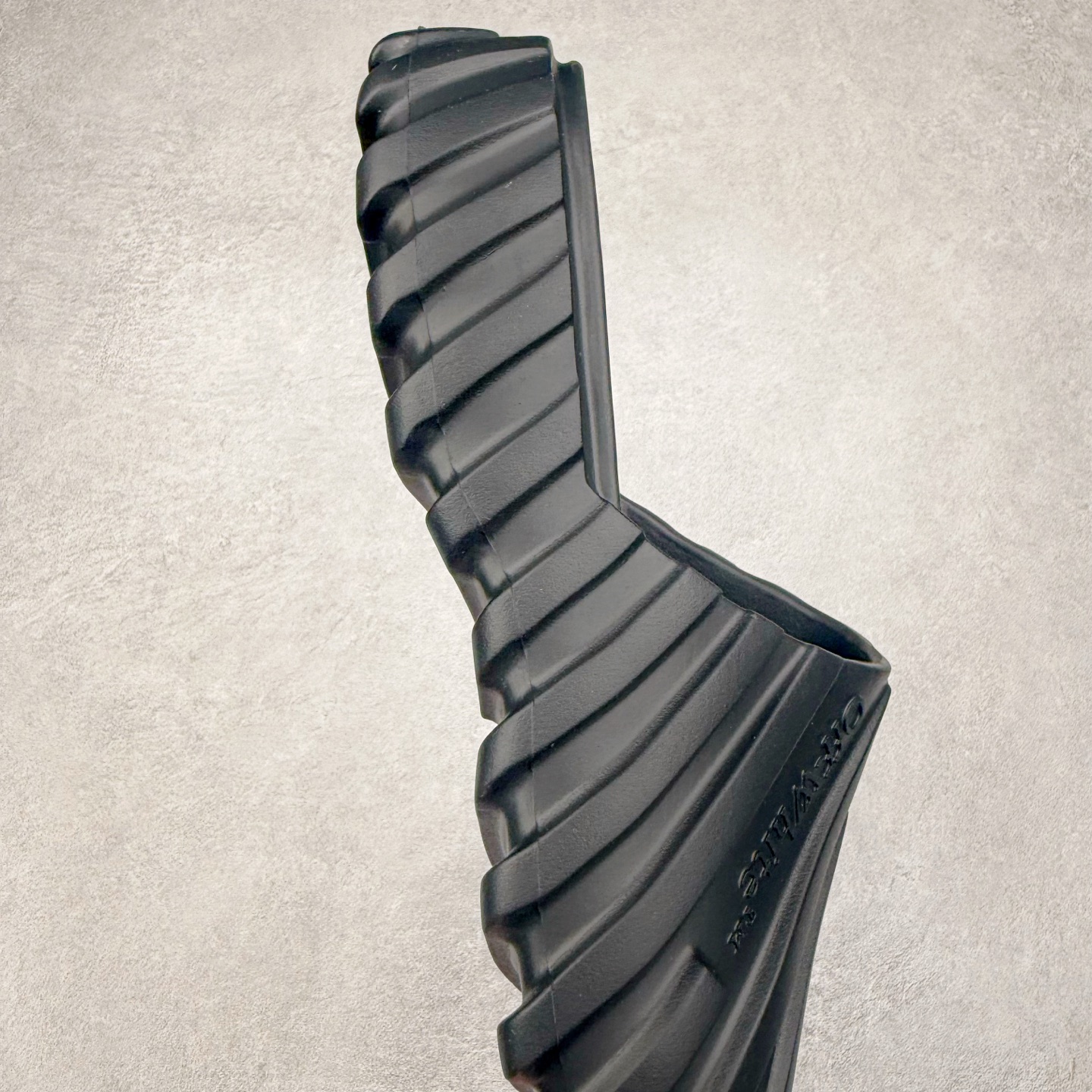 图片[6]-OFF-WHITE OW露趾套脚 EVA一字拖鞋 Off-White由才华横溢的Virgil Abloh于2013年创立。这位美国设计师既是建筑系硕士生 也是一名DJ，更是著名的Kanye West的创意总监。他以都市奢华风格惊艳了众人，并且“以典雅方法演绎当代风尚”，设计出一件又一件备受追捧的作品。Off-White别具特色的卫衣、腰带、夹克、T恤等单品俨然已成为了时尚的代名词。前卫潮流的设计、充满趣味的细节以及别出心裁的剪裁使Off-White传达出浓厚的时尚气质，是打造摩登造型不容忽视的品牌。尺码：40 41 42 43 44 45-选品中心