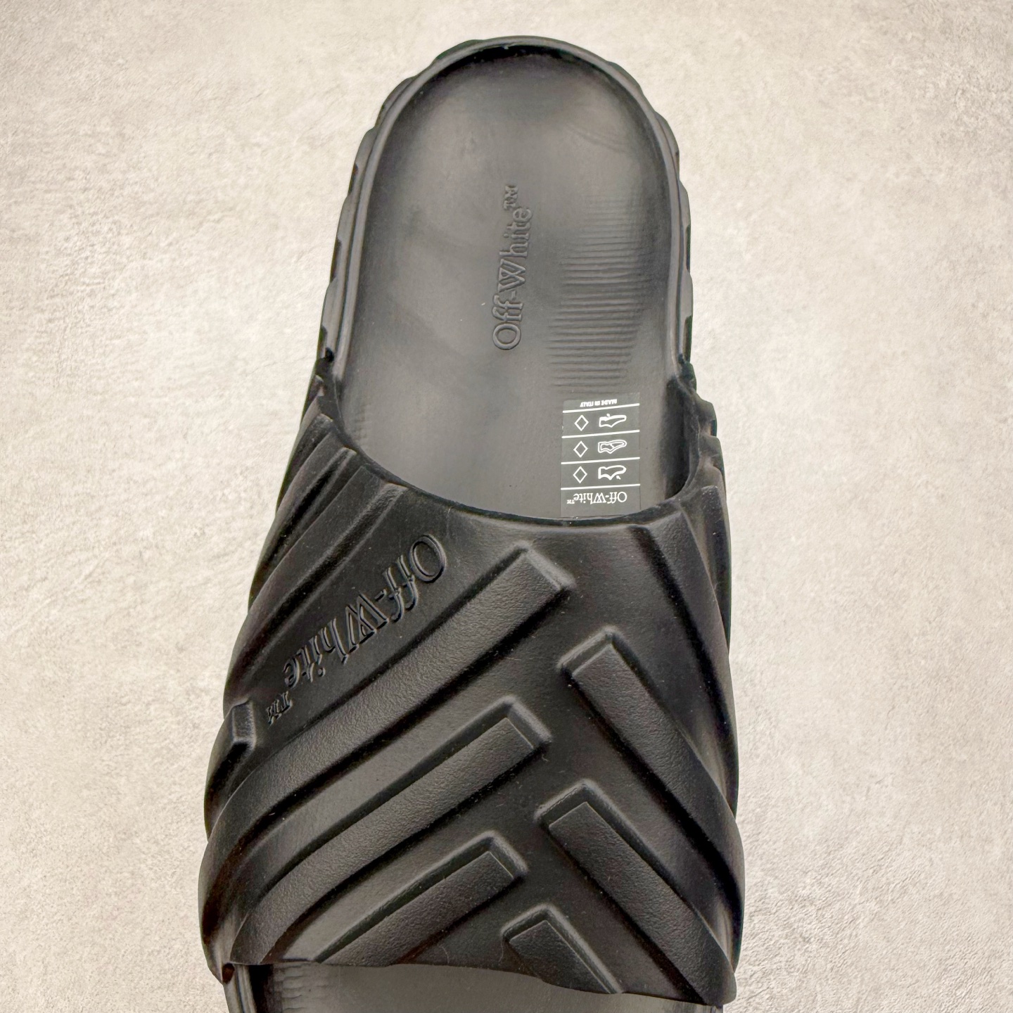 图片[5]-OFF-WHITE OW露趾套脚 EVA一字拖鞋 Off-White由才华横溢的Virgil Abloh于2013年创立。这位美国设计师既是建筑系硕士生 也是一名DJ，更是著名的Kanye West的创意总监。他以都市奢华风格惊艳了众人，并且“以典雅方法演绎当代风尚”，设计出一件又一件备受追捧的作品。Off-White别具特色的卫衣、腰带、夹克、T恤等单品俨然已成为了时尚的代名词。前卫潮流的设计、充满趣味的细节以及别出心裁的剪裁使Off-White传达出浓厚的时尚气质，是打造摩登造型不容忽视的品牌。尺码：40 41 42 43 44 45-选品中心