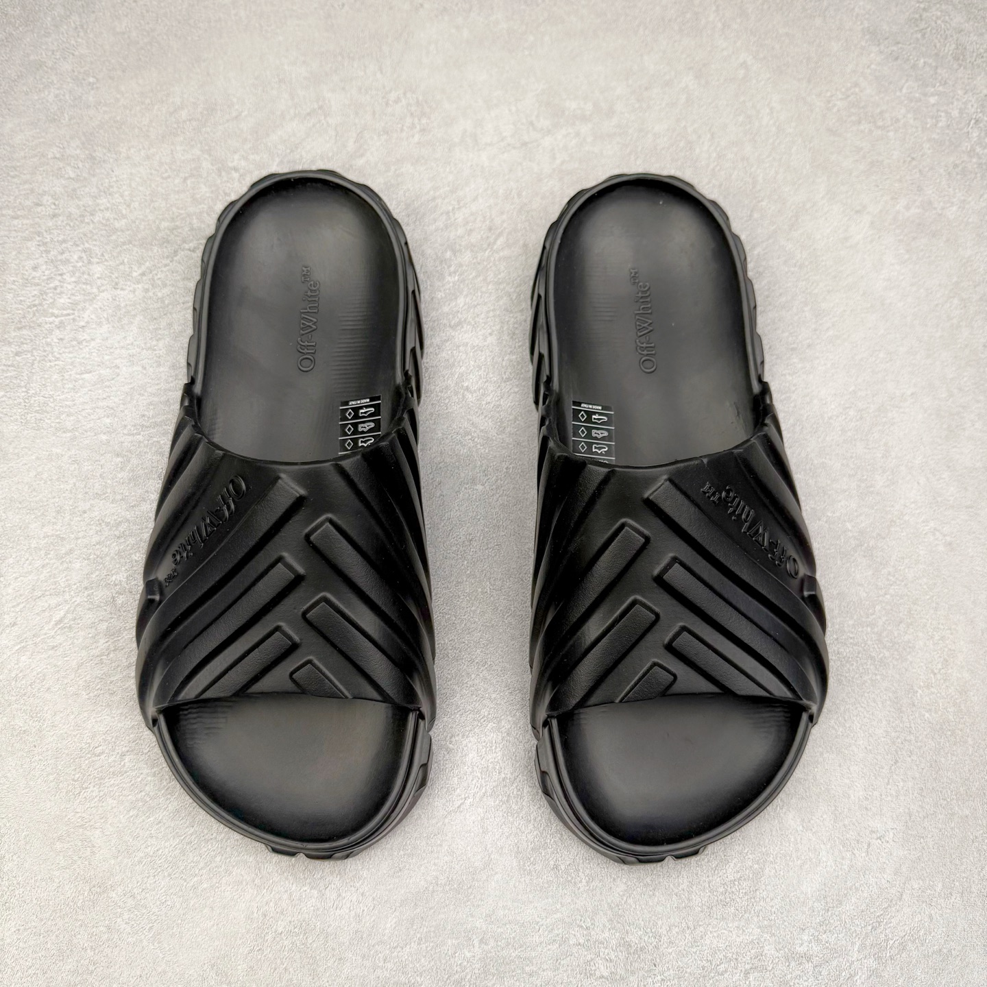 图片[2]-OFF-WHITE OW露趾套脚 EVA一字拖鞋 Off-White由才华横溢的Virgil Abloh于2013年创立。这位美国设计师既是建筑系硕士生 也是一名DJ，更是著名的Kanye West的创意总监。他以都市奢华风格惊艳了众人，并且“以典雅方法演绎当代风尚”，设计出一件又一件备受追捧的作品。Off-White别具特色的卫衣、腰带、夹克、T恤等单品俨然已成为了时尚的代名词。前卫潮流的设计、充满趣味的细节以及别出心裁的剪裁使Off-White传达出浓厚的时尚气质，是打造摩登造型不容忽视的品牌。尺码：40 41 42 43 44 45-选品中心