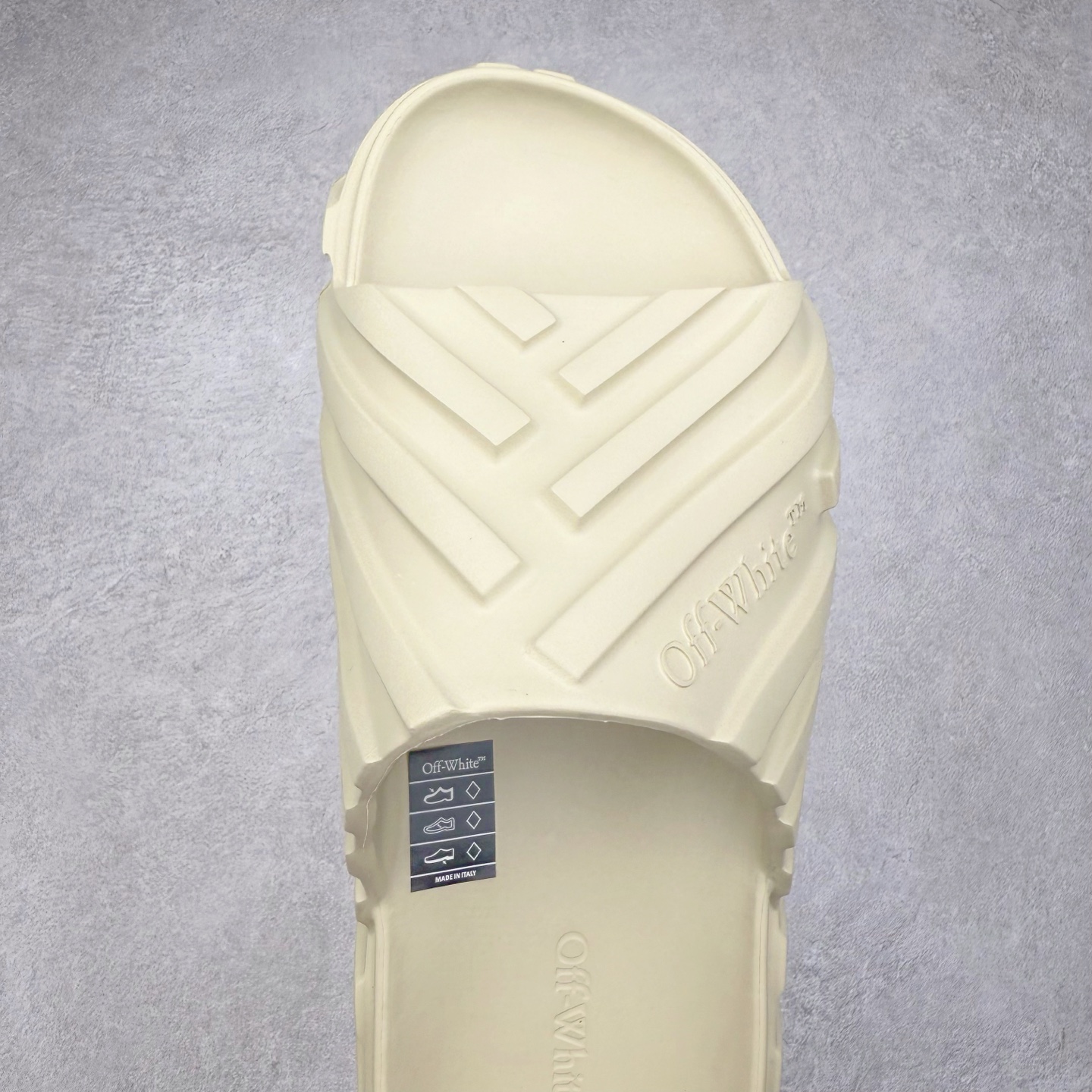 图片[4]-OFF-WHITE OW露趾套脚 EVA一字拖鞋 Off-White由才华横溢的Virgil Abloh于2013年创立。这位美国设计师既是建筑系硕士生 也是一名DJ，更是著名的Kanye West的创意总监。他以都市奢华风格惊艳了众人，并且“以典雅方法演绎当代风尚”，设计出一件又一件备受追捧的作品。Off-White别具特色的卫衣、腰带、夹克、T恤等单品俨然已成为了时尚的代名词。前卫潮流的设计、充满趣味的细节以及别出心裁的剪裁使Off-White传达出浓厚的时尚气质，是打造摩登造型不容忽视的品牌。尺码：40 41 42 43 44 45-选品中心